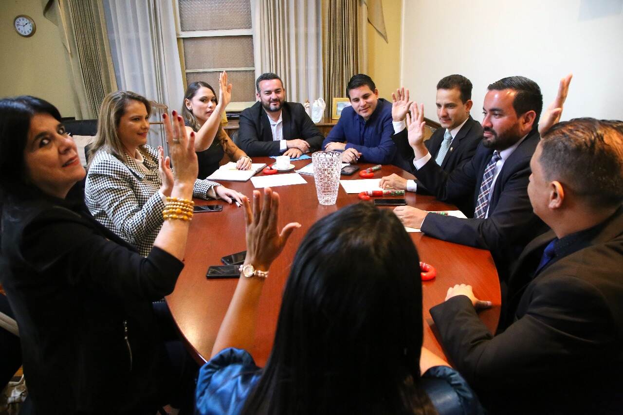 Los miembros del bloque de diputados independientes Nueva República eligieron como coordinador, este lunes, al diputado más fiel a Fabricio Alvarado, Jonathan Prendas. El propio Alvarado fue testigo de la votación, junto con su excandidato a vicepresidente, Francisco Prendas. Foto: Cortesía Nueva República