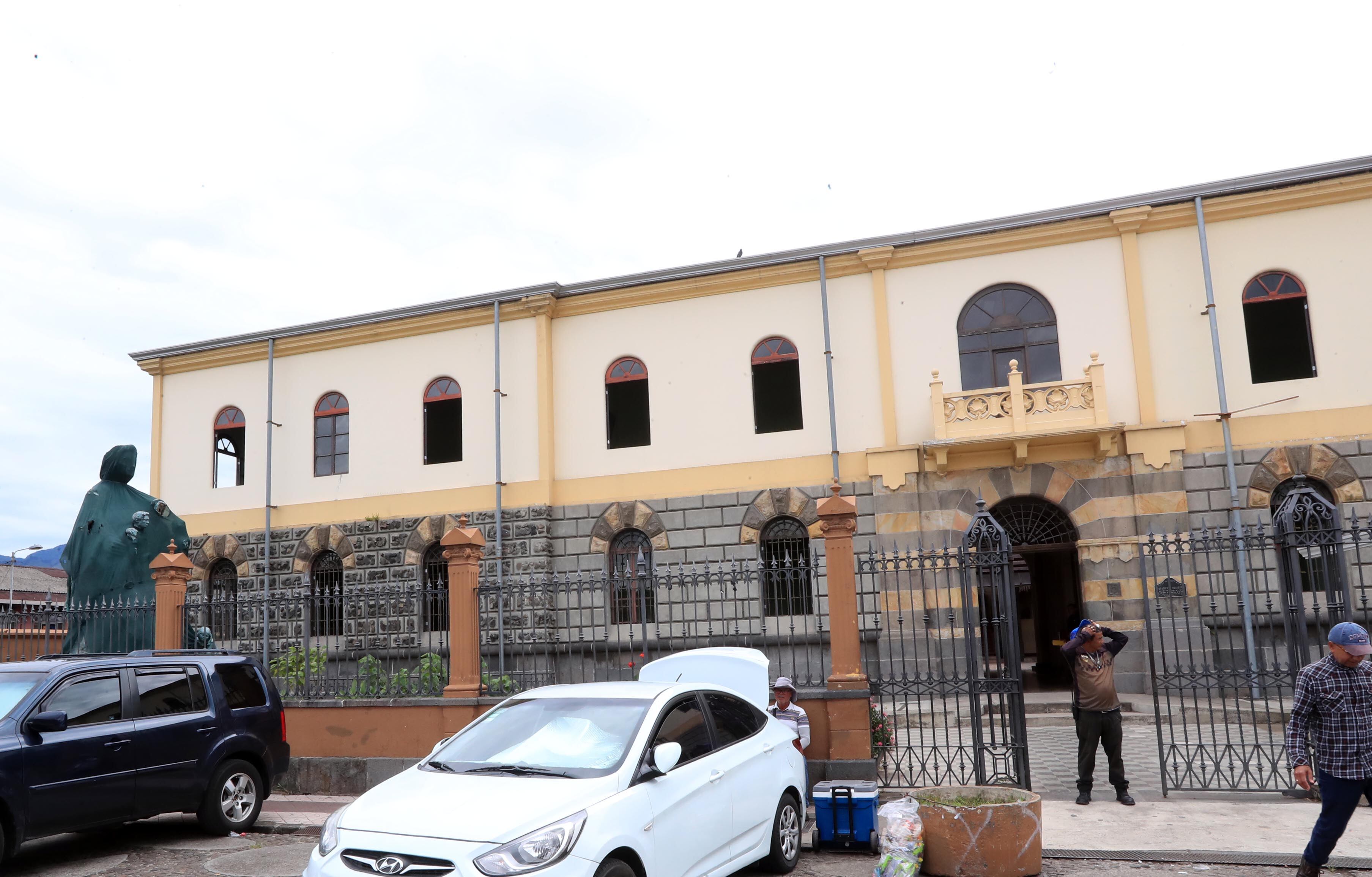 En la imagen aparece la fachada del Liceo de Costa Rica, uno de los centros educativos públicos con más historia en Costa Rica.