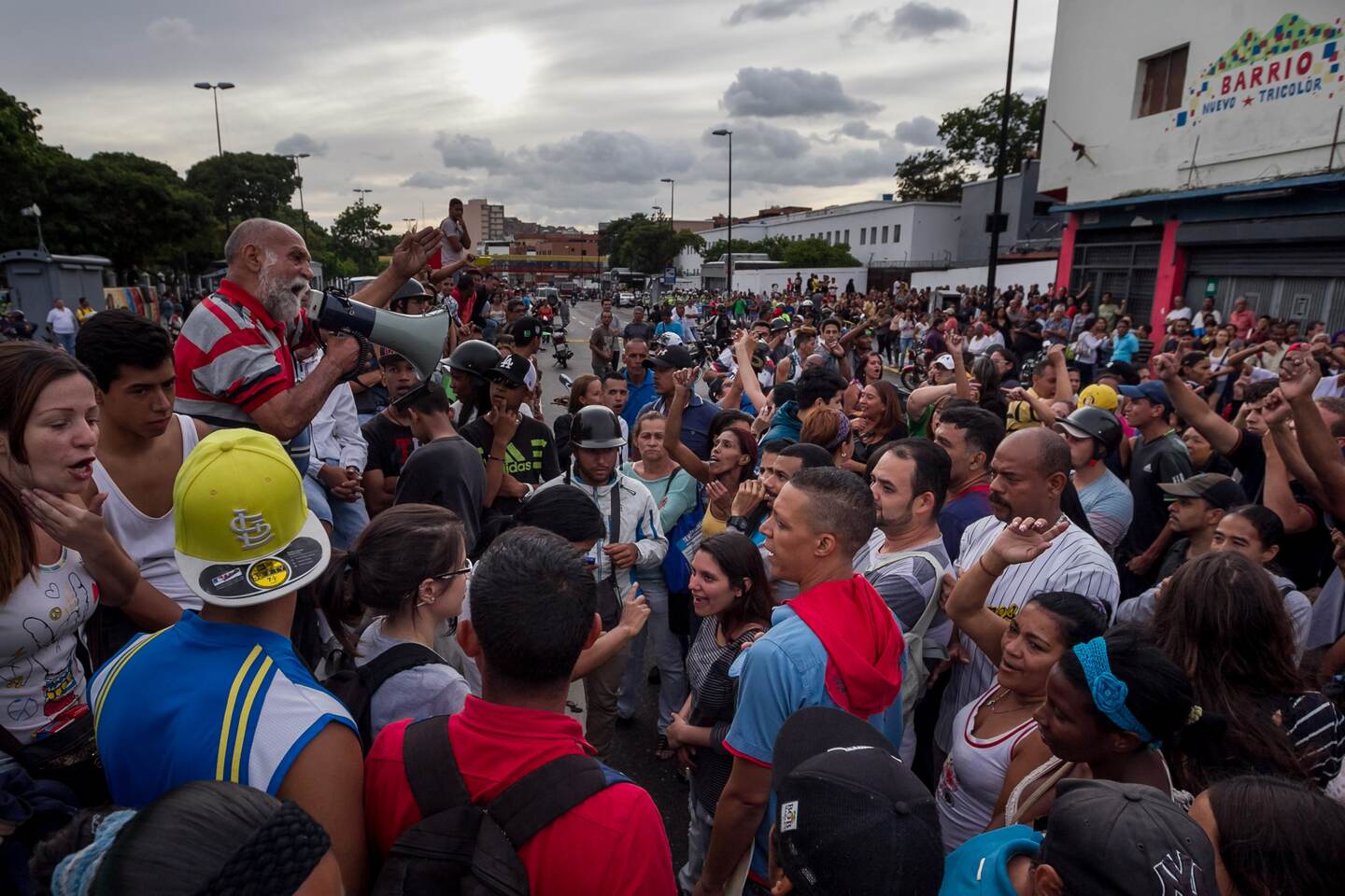 Una multitud protestó el martes para exigir alimentos en el sector popular Catia, en Caracas, Venezuela.