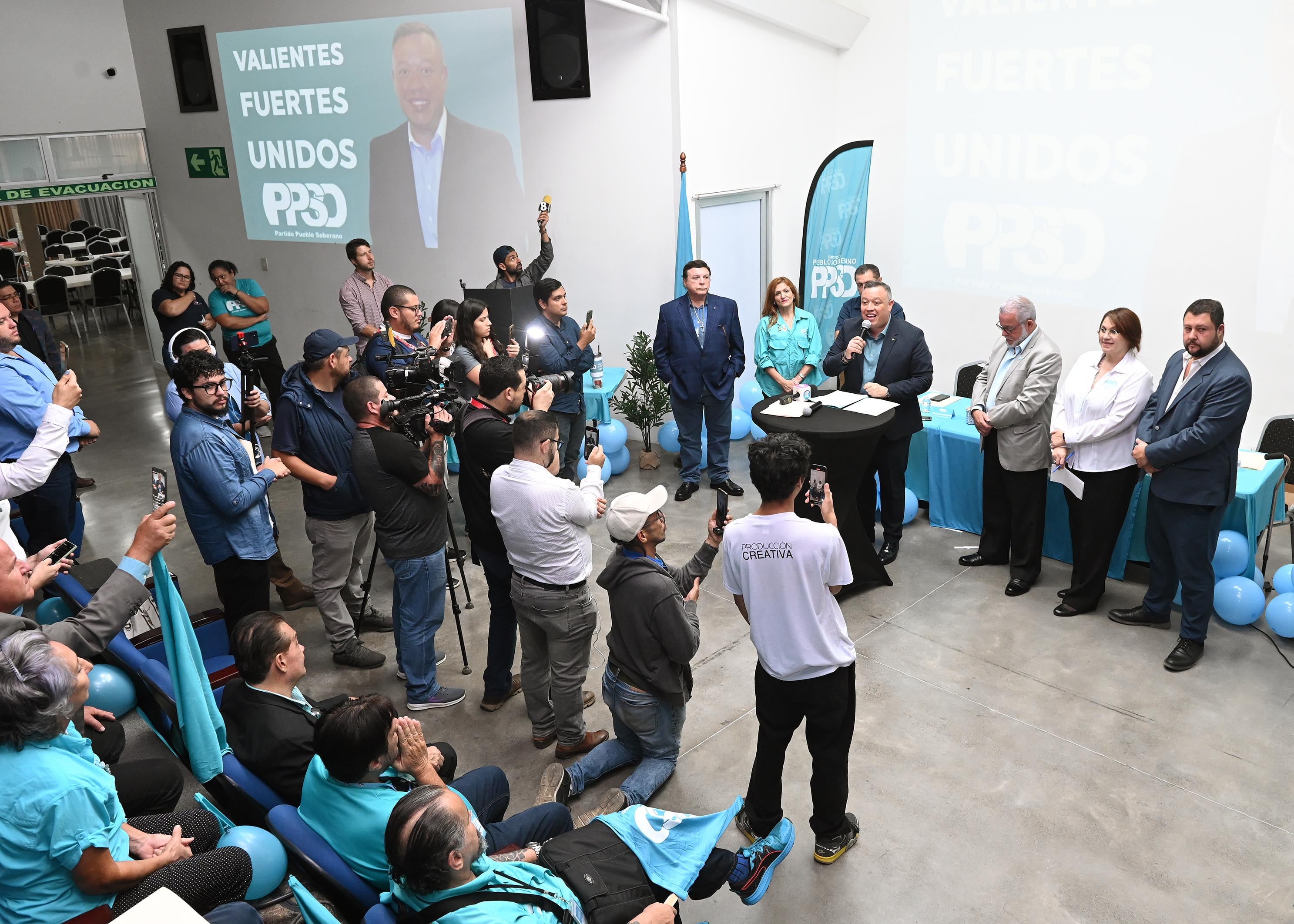 01 de junio del 2025. Auditorio del Grupo Moreno en Pavas. 11:00 hrs. Dirigentes y delegados del Partido Pueblo Soberano eligieron al exministro Francisco Gamboa como secretario general. En una asamblea realiada en el salón de eventos Grupo Moreno y con la presencia de 63 delegados se llevó a cabo la elección poco después del mediodía. En la foto: Francisco Gamboa es recibido por los simpatizantes del partido. Foto: Albert Marín.