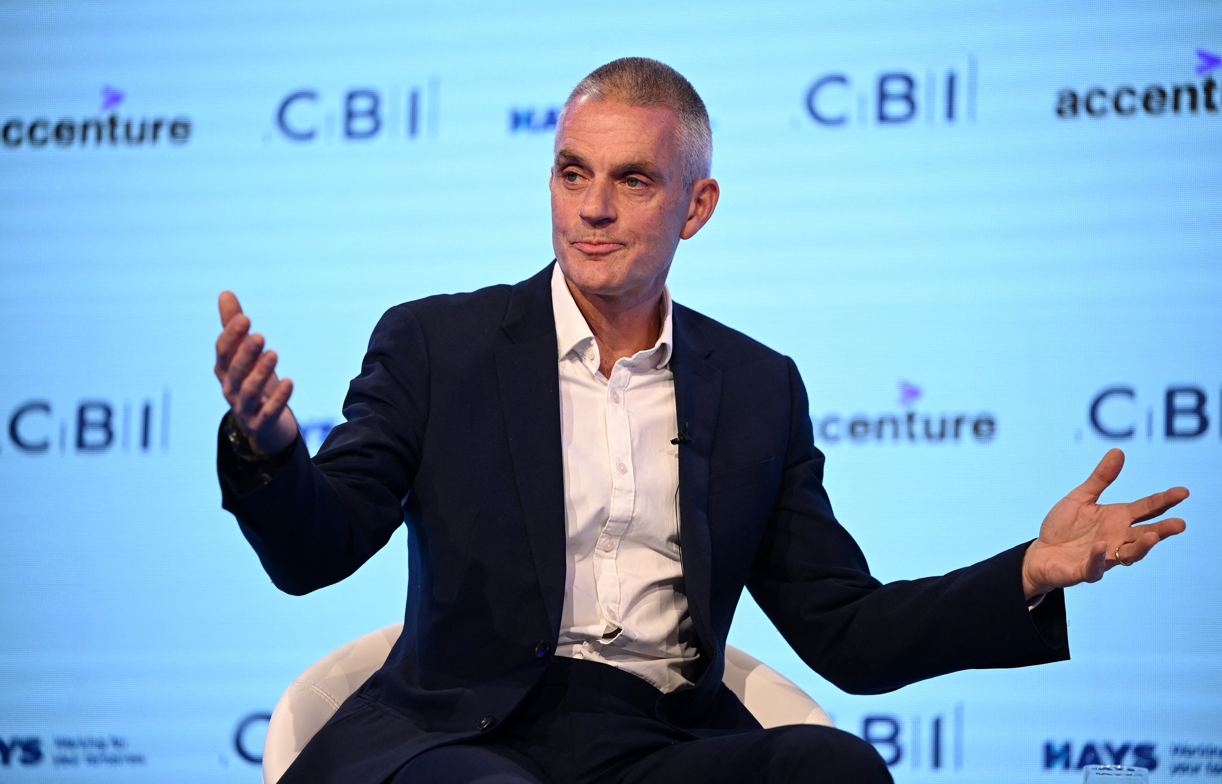 Tim Davie renunció como director de BBC tras acusaciones de manipulación en documental sobre Trump.