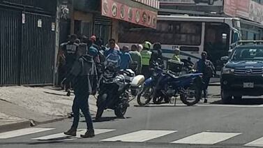 Balacera dentro de soda en San Sebastián deja un muerto y otro herido