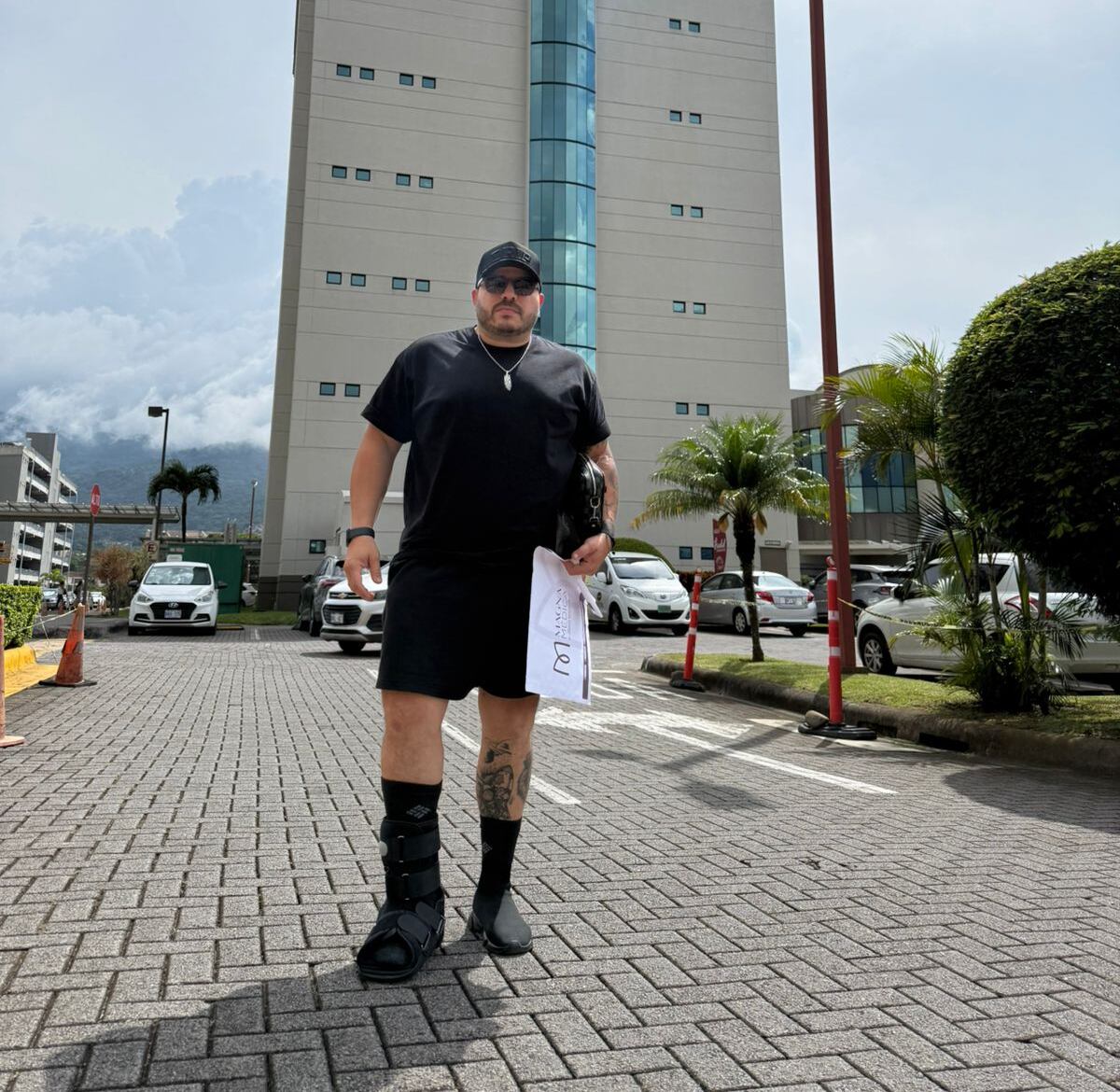 Daniel Montoya deberá andar ahora con una bota ortopédica mientras su dedo se recupera.