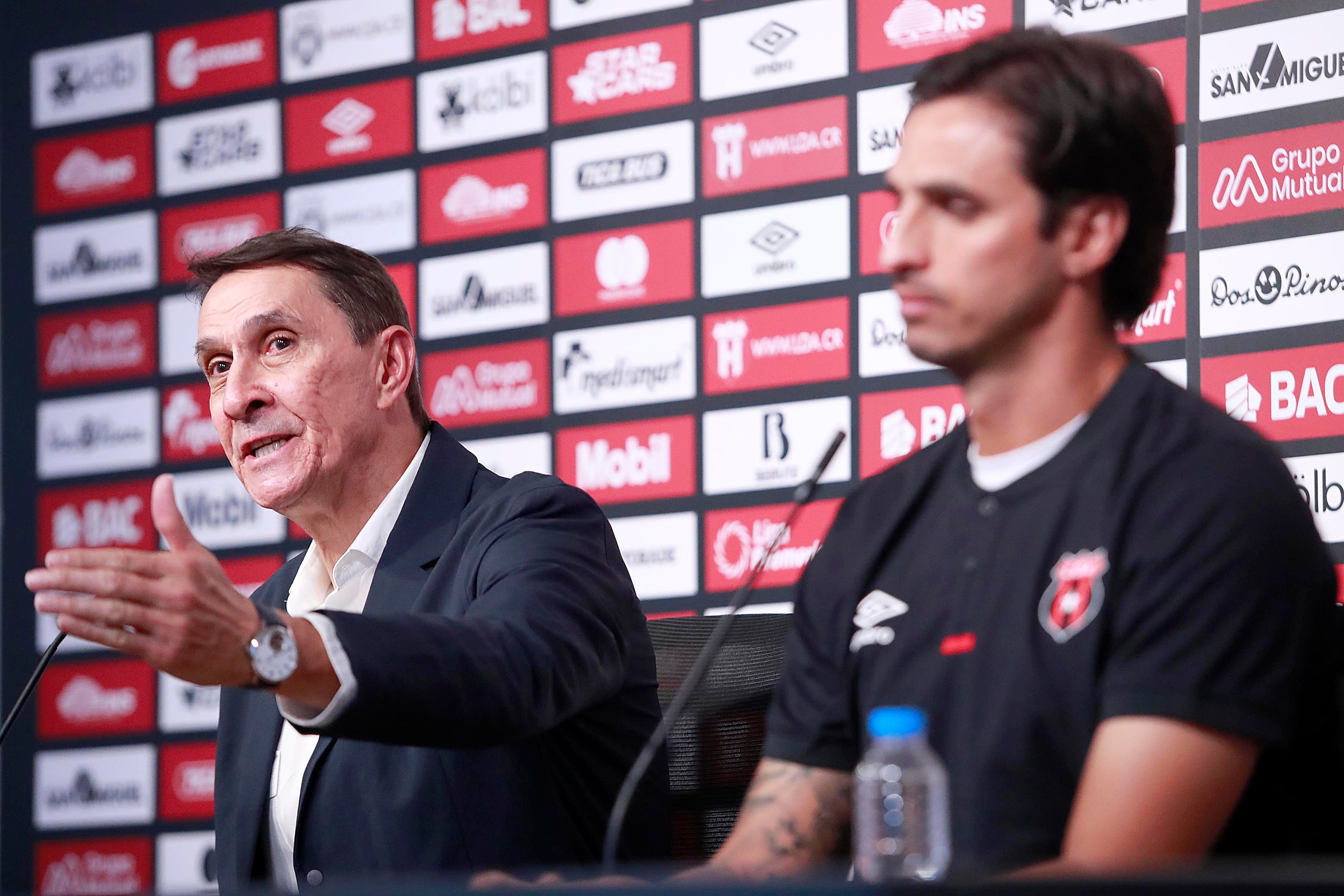 12/03/2024 Turrucares. Este martes fue presentado Alexandre Borges Guimaraes como nuevo director técnico de Liga Deportiva Alajuelense, en las instalaciones del Centro de Alto Rendimiento (CAR). A Guima lo acompañarán dos brasileños y Bryan Ruiz, quienes fueron presentados por el gerente deportivo, Javier Santamaría. Foto: Rafael Pacheco Granados