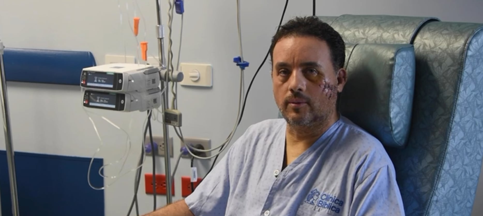 El biólogo Mauricio Hoyos en la cama de hospital.