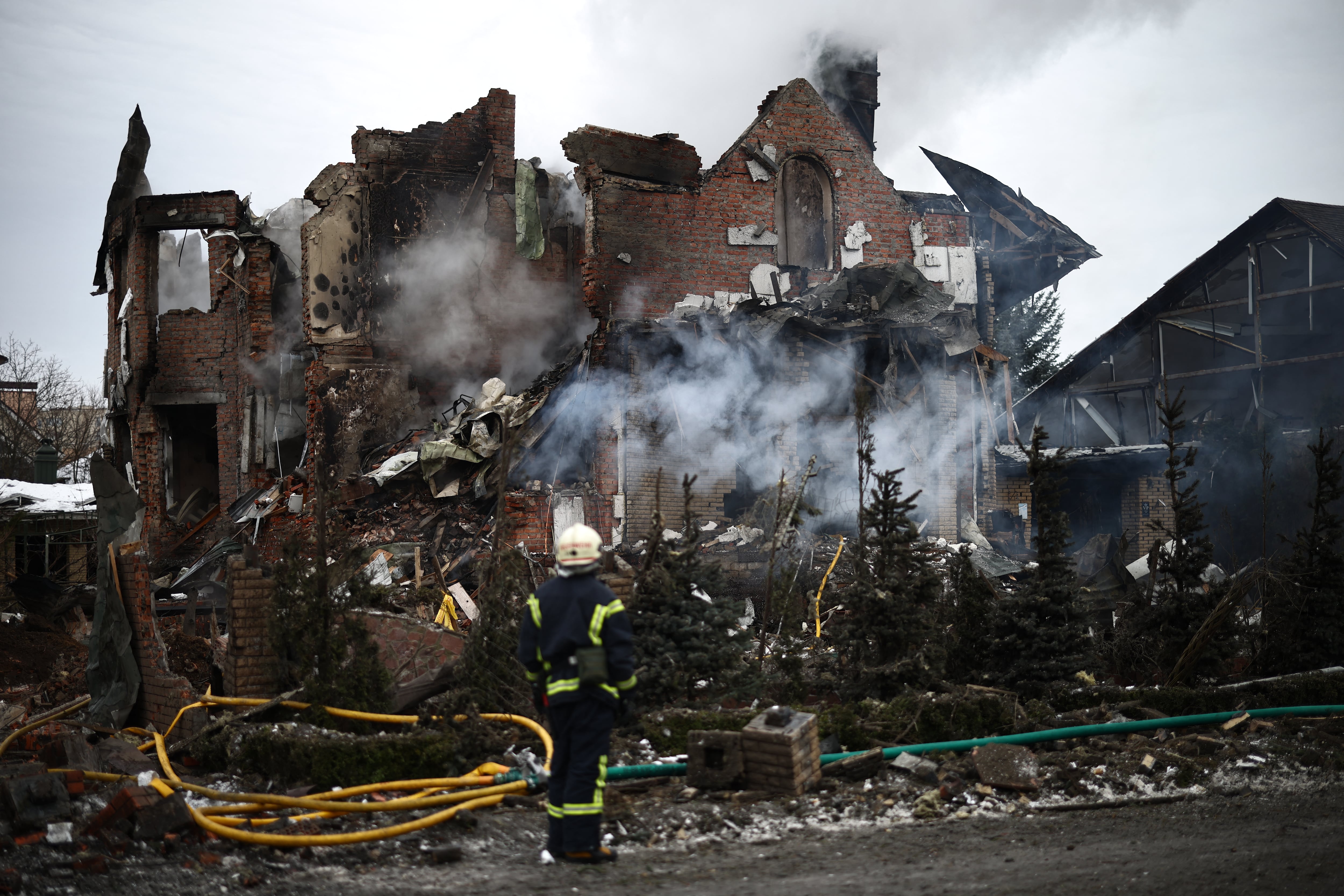 Un rescatista ucraniano se encuentra junto a una casa gravemente dañada tras un ataque aéreo en Sofiivska Borshchagivka, región de Kiev, el 22 de febrero de 2026, en medio de la invasión rusa de Ucrania. Explosiones sacudieron la capital ucraniana, Kiev, y las autoridades advirtieron de un ataque con misiles balísticos, apenas dos días antes del cuarto aniversario de la invasión rusa.