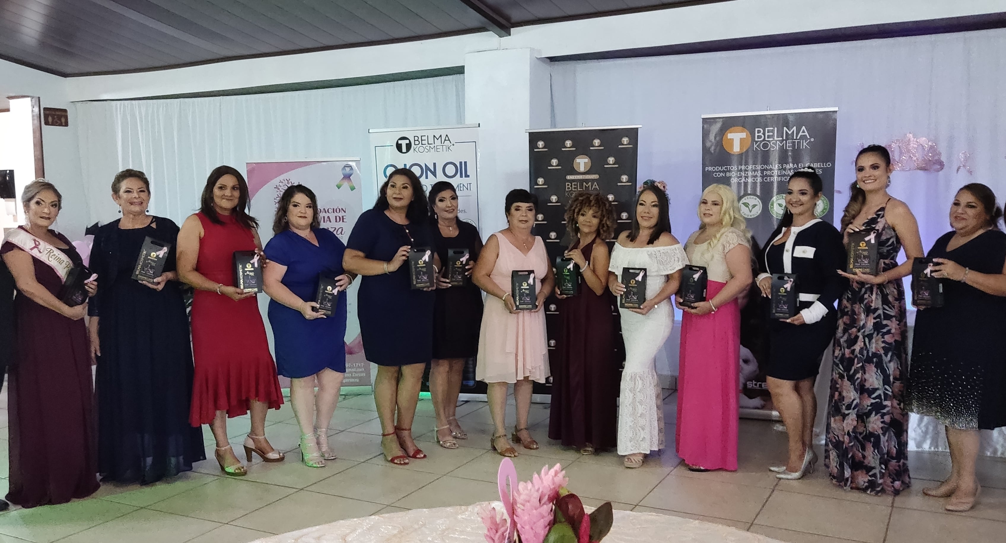 En la imagen, de izquierda a derecha: Yorlene Serrano, actual reina, Teresita Rodríguez, Janeth Salas, Geovana Esquivel, Karina Rodríguez, Clara Salazar, Xinia Pérez, Runnia Quesada, Lucía Araya, Paula Calvo, Arelis Vargas, Lauren Cordero y María Esther Alpízar.