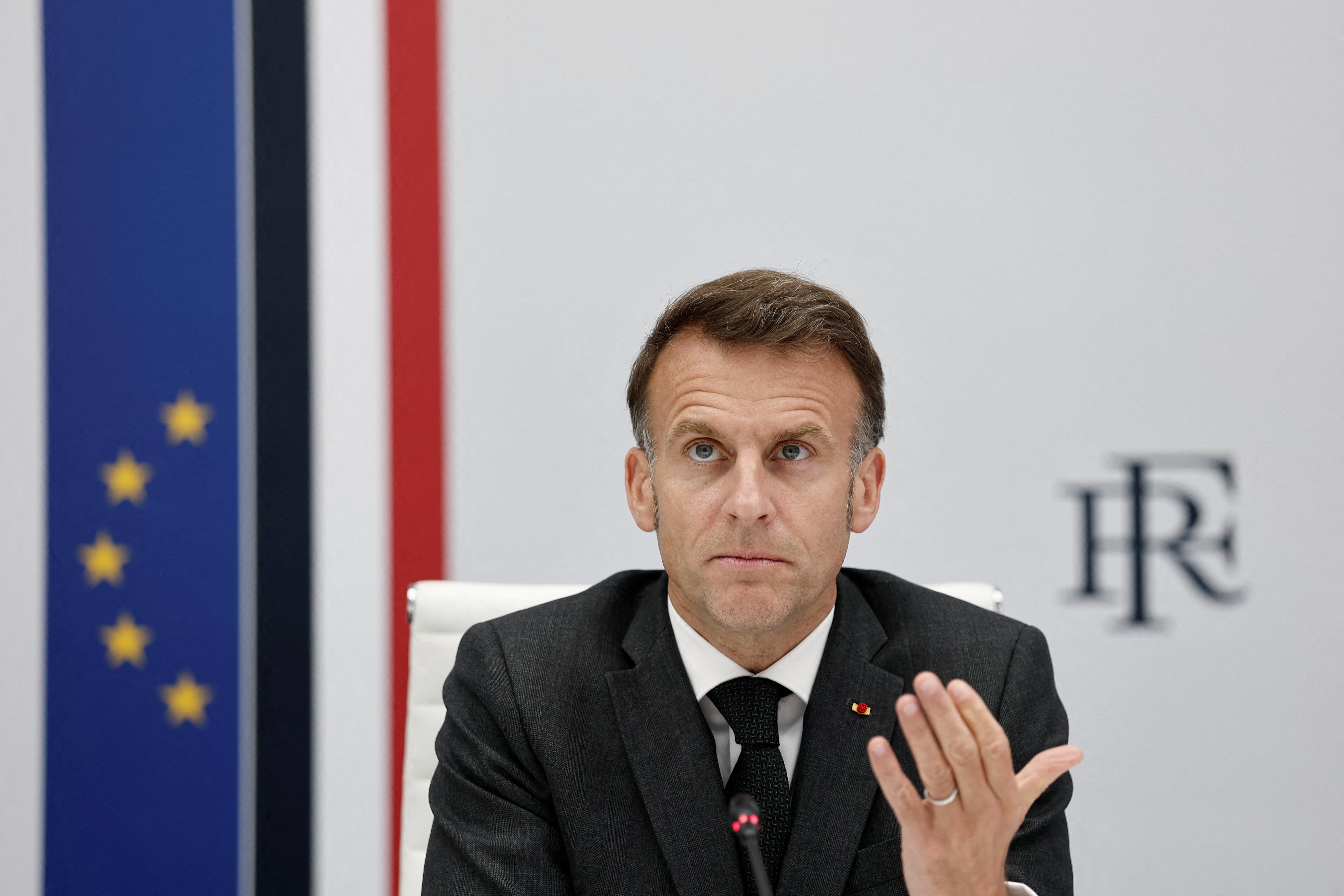 El presidente francés, Emmanuel Macron, asiste a una videoconferencia dedicada a iniciativas nacionales y europeas para establecer una mayoría de edad digital para acceder a las redes sociales, en el Palacio del Elíseo de París, el 16 de abril de 2026. (Foto de Benoit Tessier / POOL / AFP)