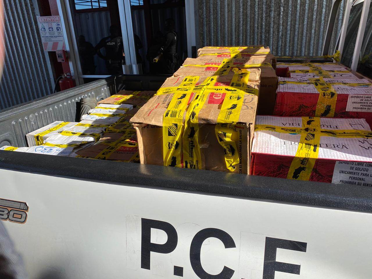 La Policía de Control Fiscal (PCF) decomisó una gran cantidad de licor por el presunto contrabando de licores. Foto: PCF para LN