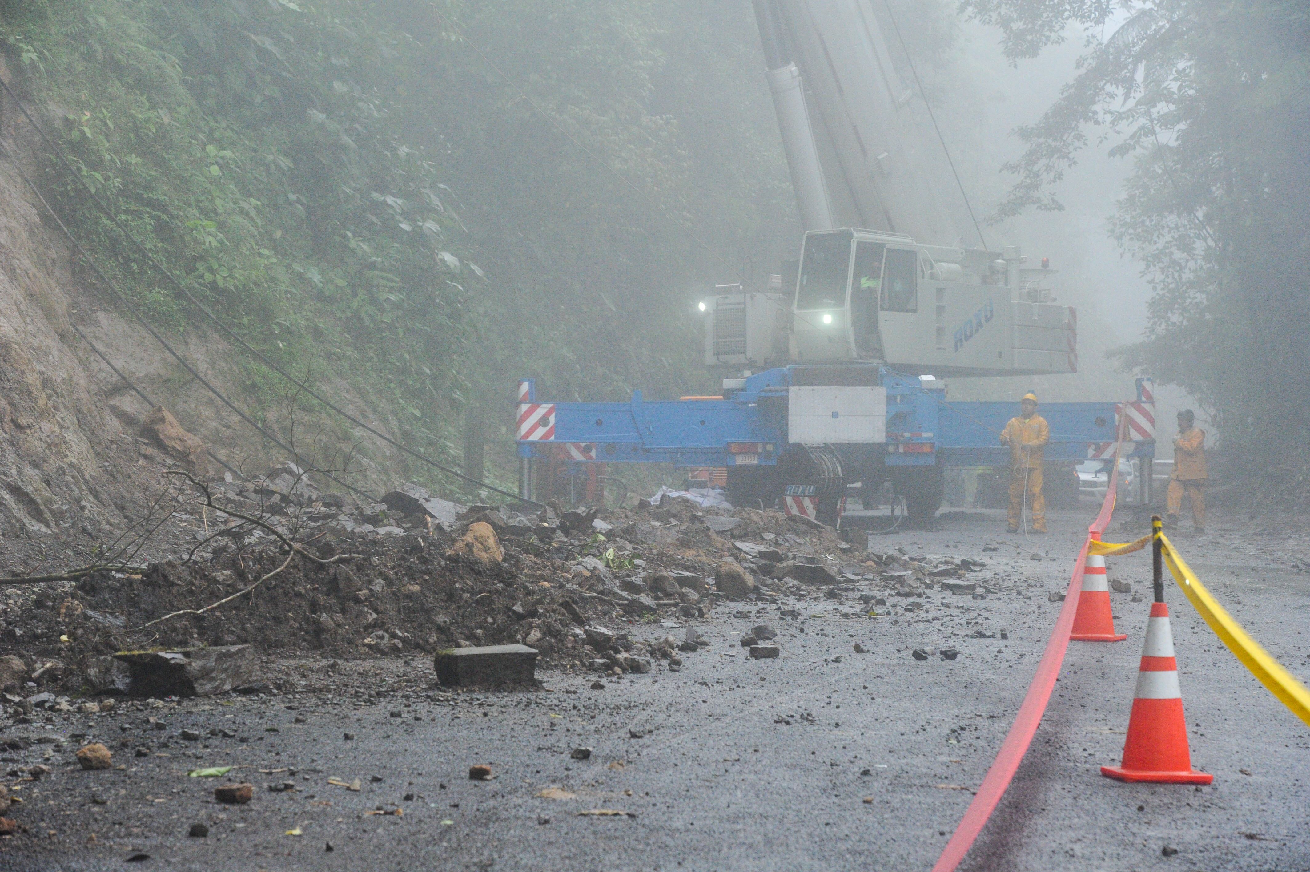 Zurquí ruta 31 voladura de enorme roca