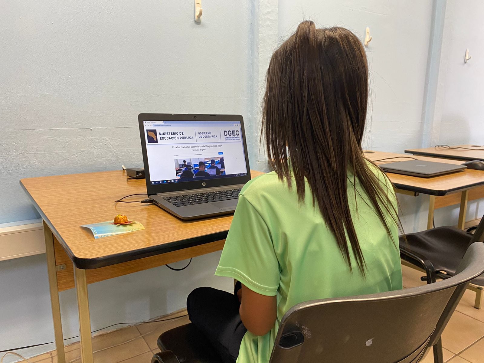 Estudiante costarricense frente a una computadora realizando pruebas nacionales en formato digital.