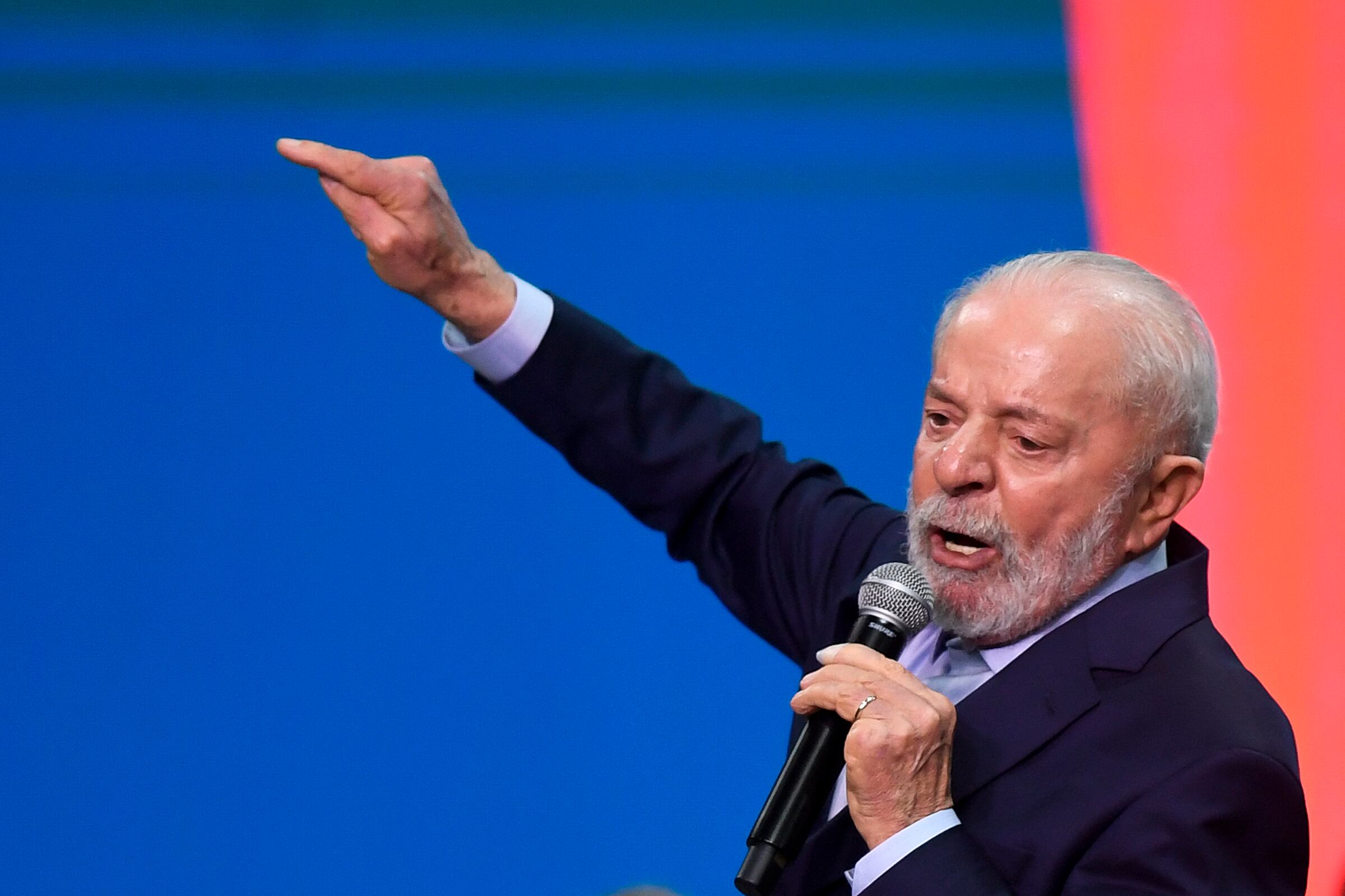El presidente brasileño, Luiz Inácio Lula da Silva, se dirige a los asistentes en la clausura de la Cumbre Social del G20 en Río de Janeiro. Foto: Daniel RAMALHO / AFP