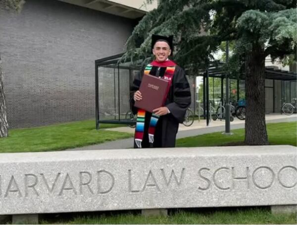 Jesús, migrante mexicano, venció adversidades para convertirse en abogado de Harvard mientras EE. UU. impone restricciones a estudiantes extranjeros.