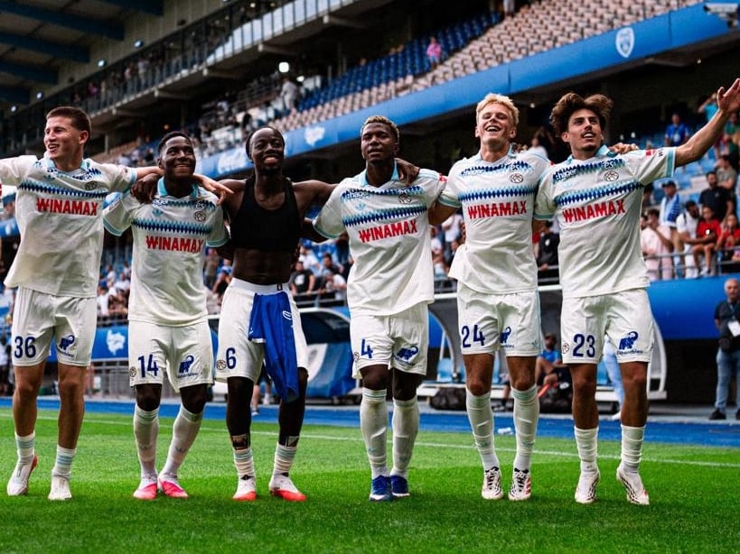 Jeyland Mitchell junto a sus compañeros celebraron el triunfo 6 a 2 contra el Troyes.