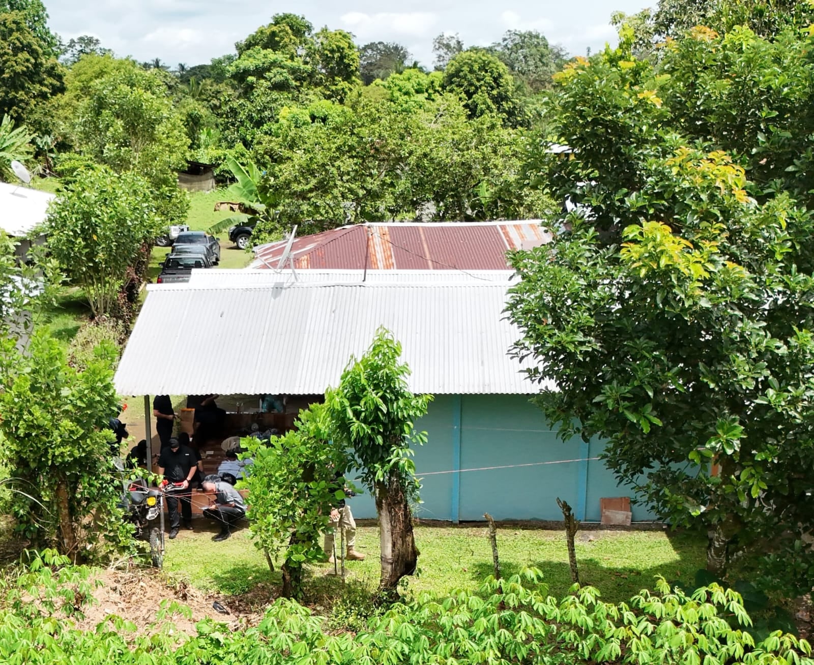 Agentes del OIJ allanaron la vivienda de alias Cotoño, sospechoso de amenazar a dos personas con arma de fuego dentro de un bar.