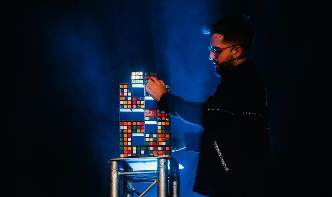 Michel Galleros se inspira en su abuela, 'La Maga Mirien', quien le enseñó cartomagia (magia con cartas) desde niño.