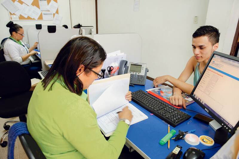 Eylier González llegó a la plataforma de atención de Fonabe, en San José, para entregar sus documentos y solicitar la beca que le ayudaría a terminar sus estudios en Relaciones Internacionales. | MAYELA LÓPEZ