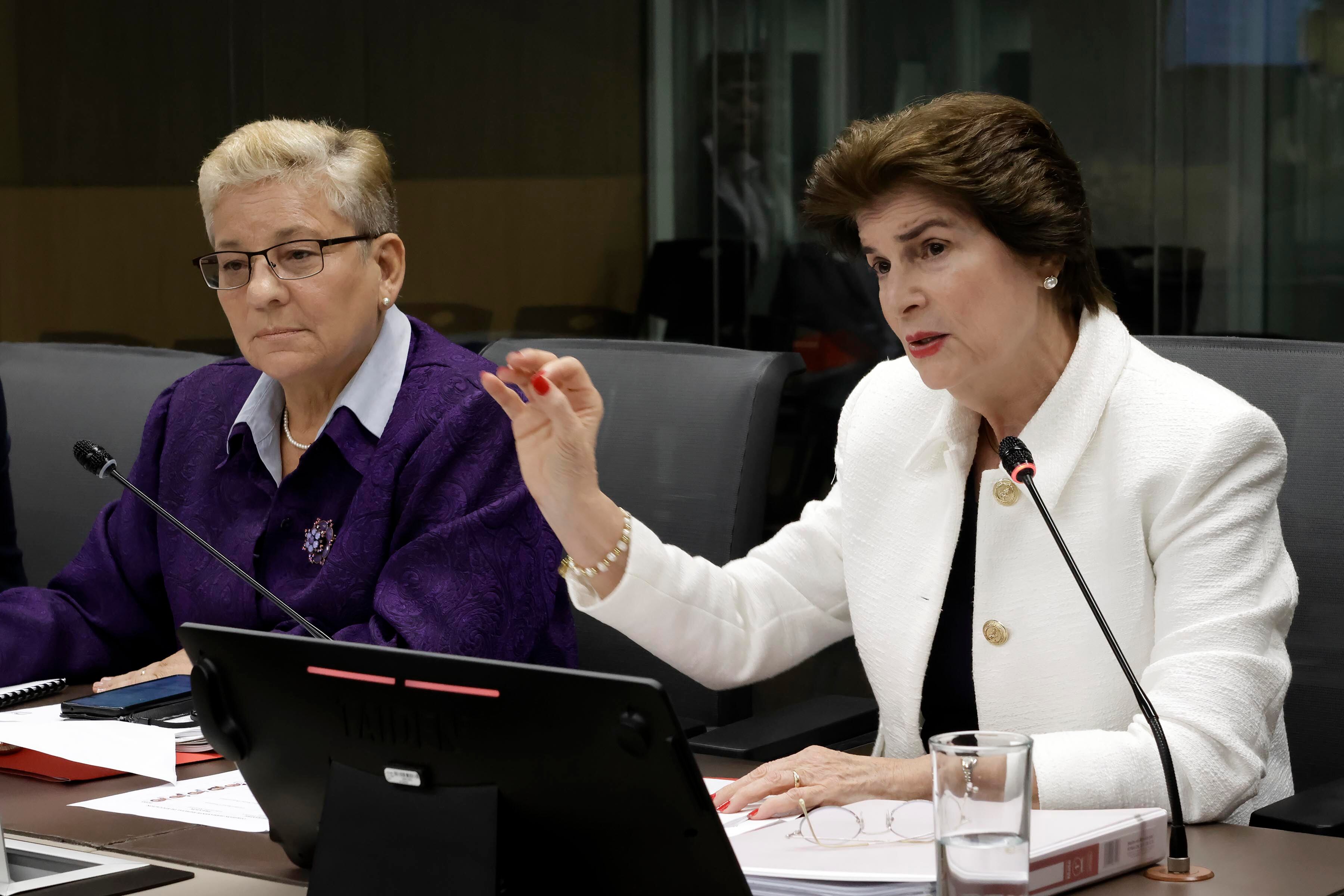 12/09/2023. Asamblea Legislativa, San José. Hora: 07:00 p.m. Comparecencia de la ministra de Educación, Anna Katharina Müller (de morado), en la Comisión de Educación de la Asamblea Legislativa. Müller compareció acompañada del viceministro Académico, Melvin Chaves, y de Astrid Fishel, miembro del Consejo Superior de Educación. Fotos: Mayela López