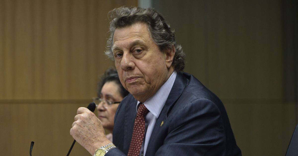 En la imagen se observa al ministro de ambiente y energía, Franz Tattenbach, durante una comisión legislativa.