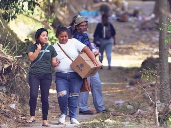 Habitantes de la colonia Los Pinos, en Ciudad Credisa, recibieron los kits con alimentos en plena campaña electoral.