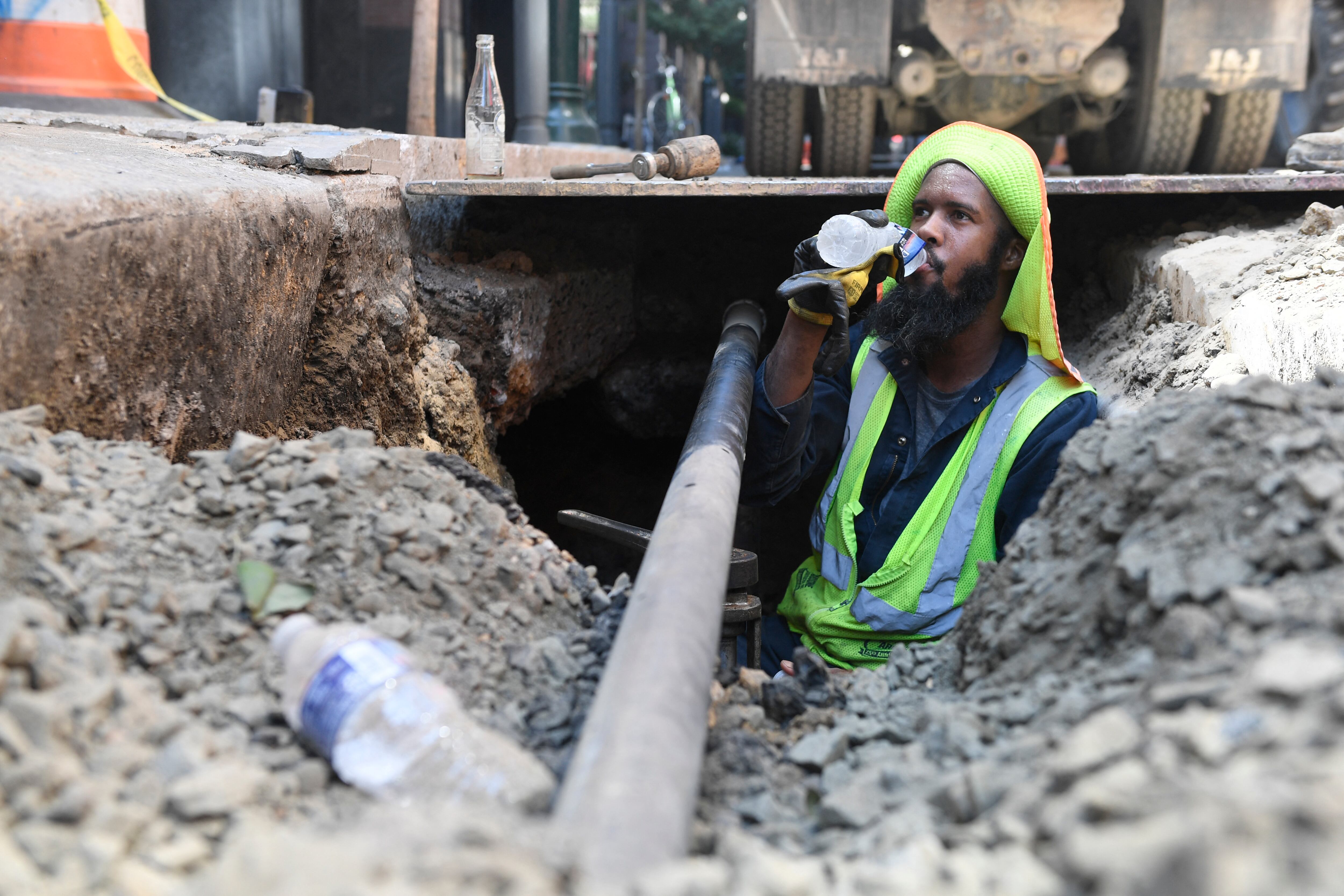 Trabajadores al aire libre en diferentes ciudades de la costa este de los Estados Unidos deben hidratarse bien para no sufrir golpes de calor ante las altas temperaturas que los golpean. Foto: AFP