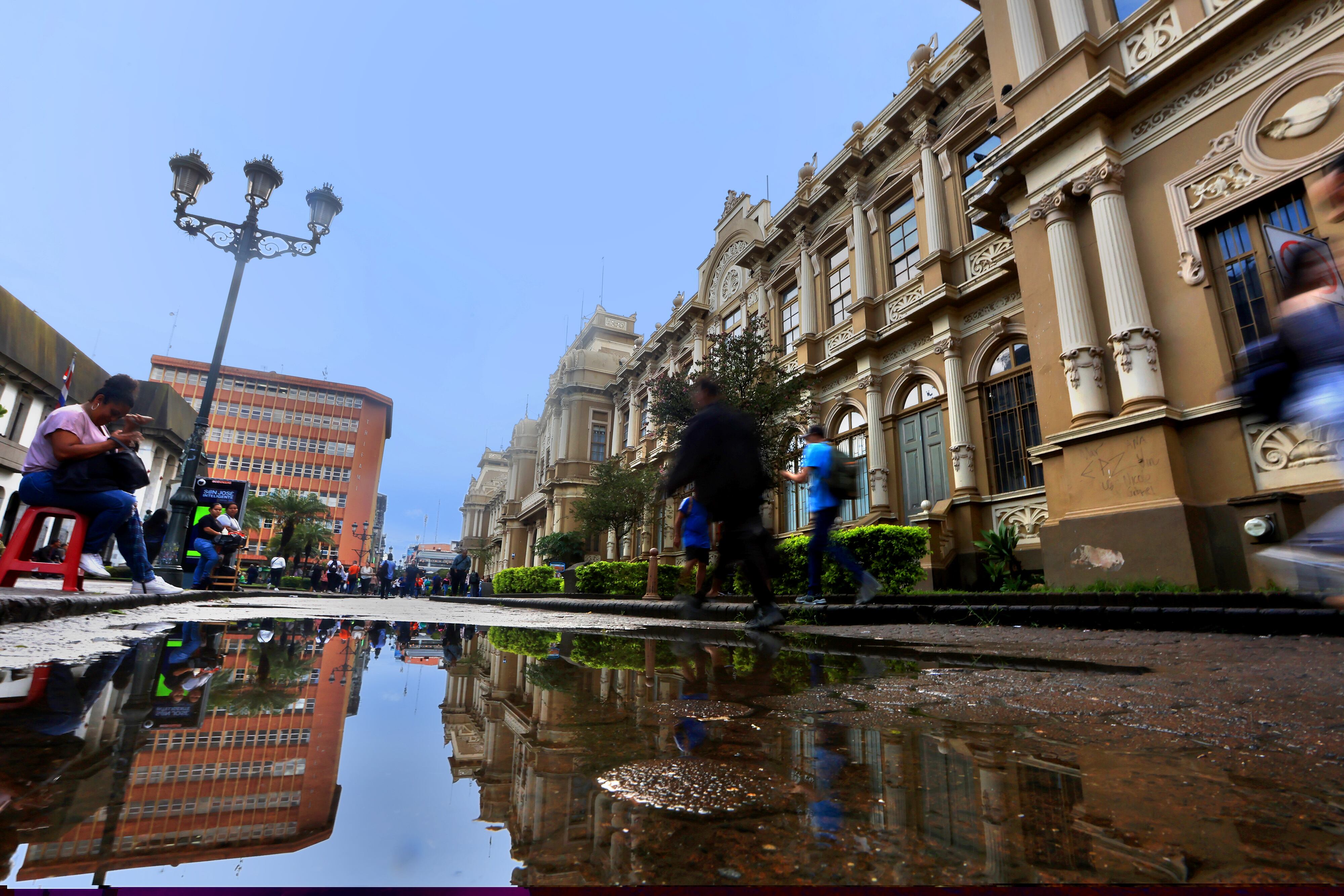 Agua empozada, después de la lluvia. Foto: Rafael Pacheco Granados