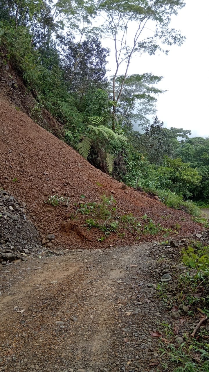 Desprendimientos de tierra como este en Santa Juana de Tarrazú, son recurrentes en caminos rurales, por lo que se debe transitar con precaución. Foto: Cortesía Los Santos Digital