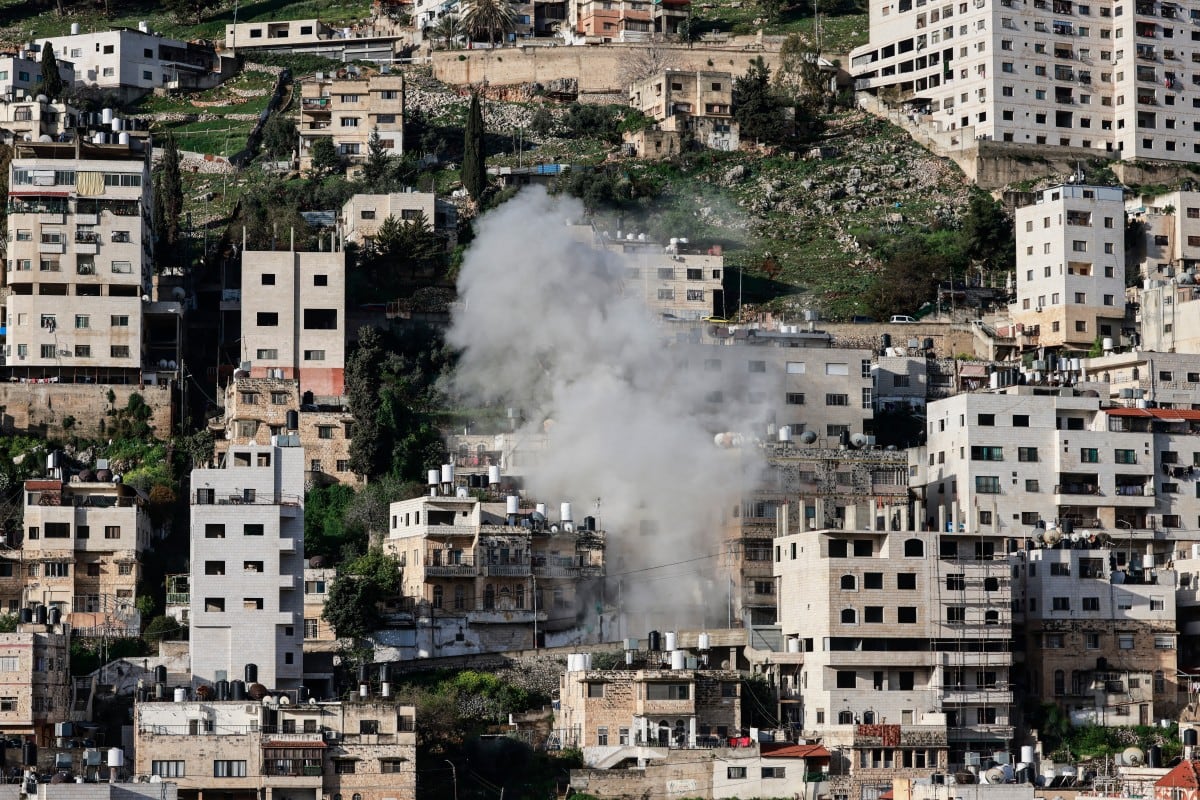Se eleva humo mientras las autoridades israelíes demuelen la vivienda de Mahmoud al-Aqqad, un palestino que murió el año pasado cerca de Qalqilyah tras presuntamente matar a un soldado israelí, en la ciudad cisjordana de Nablus.