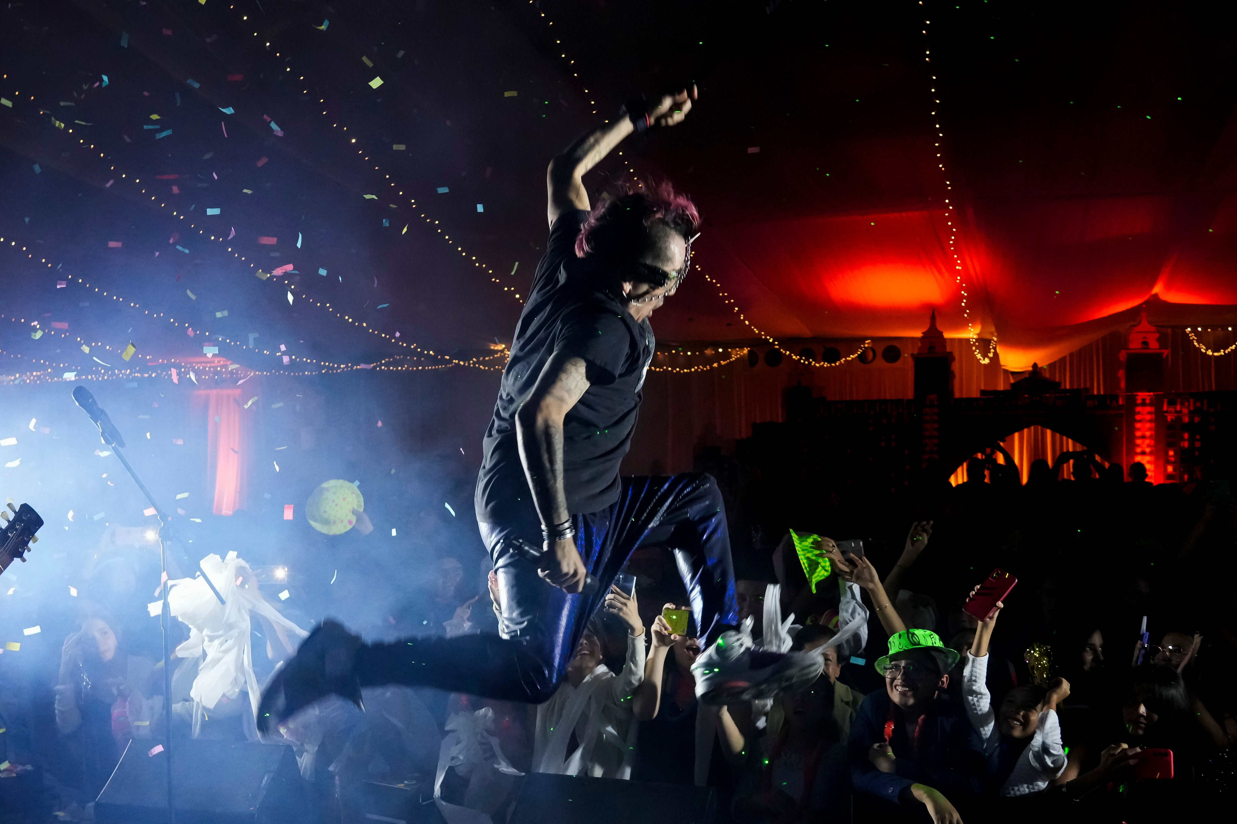 Fotografías de una gira de tres conciertos del grupo Los Ajenos en La Sabana, Puriscal y Pedregal. Imágenes de los artistas en escena, del detrás de bambalinas, la microbús y las cenas.