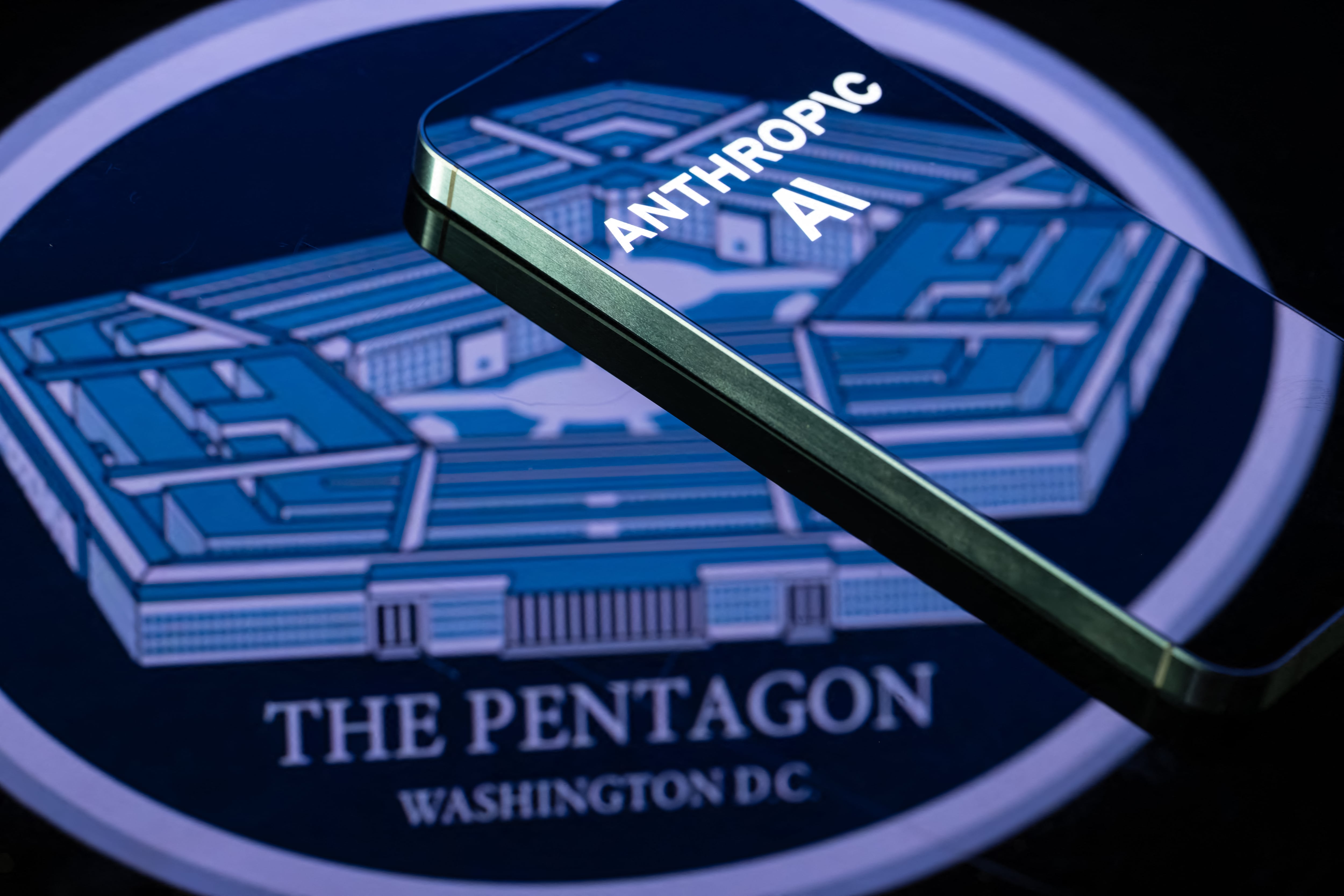 Estados Unidos impulsa el uso militar de inteligencia artificial con siete tecnologías. Anthropic queda excluida tras conflicto por condiciones de uso.