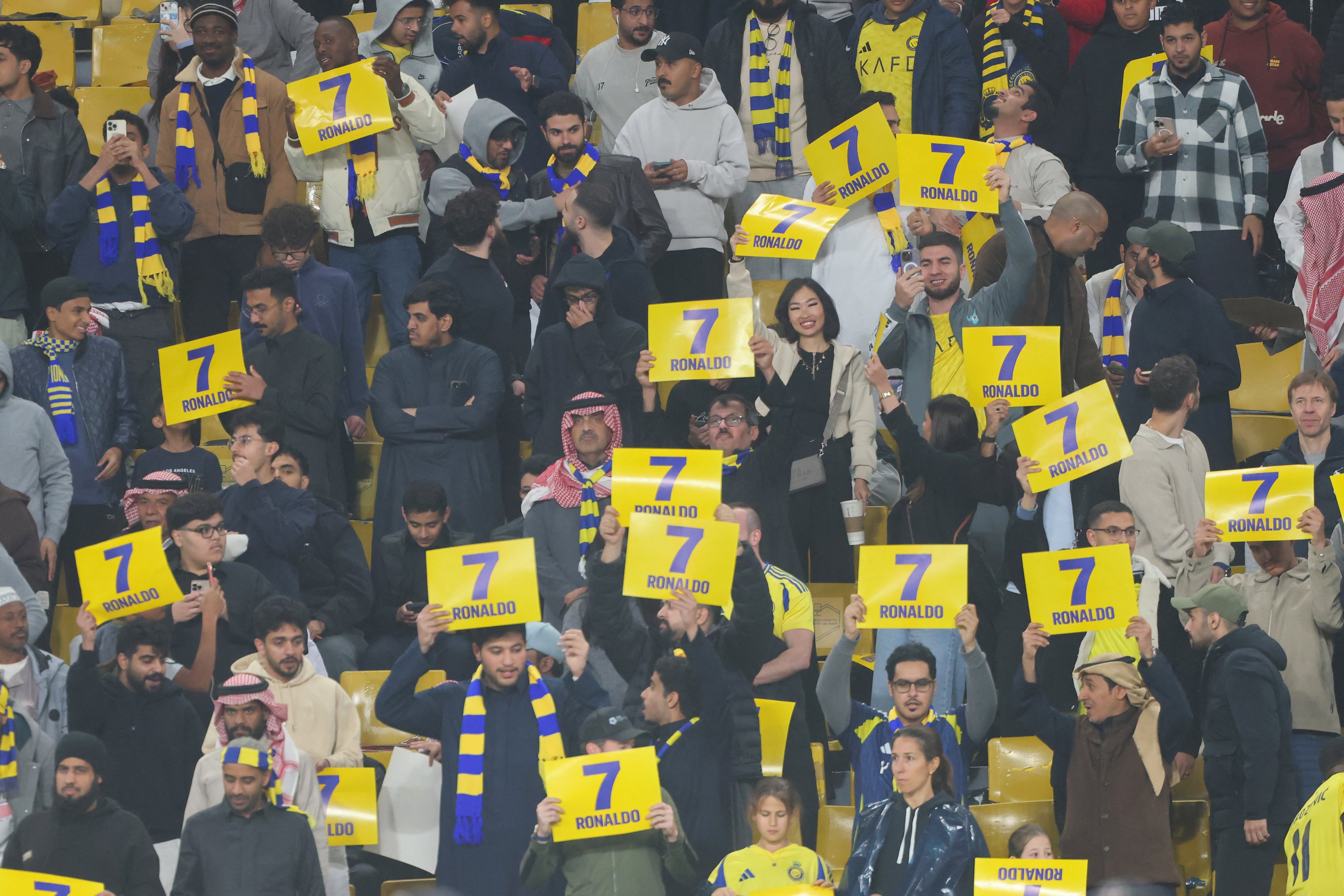 Aficionados del Al-Nassr de Arabia Saudita muestran carteles de apoyo a Cristiano Ronaldo por su aparente protesta; el astro ya se perdió dos juegos.