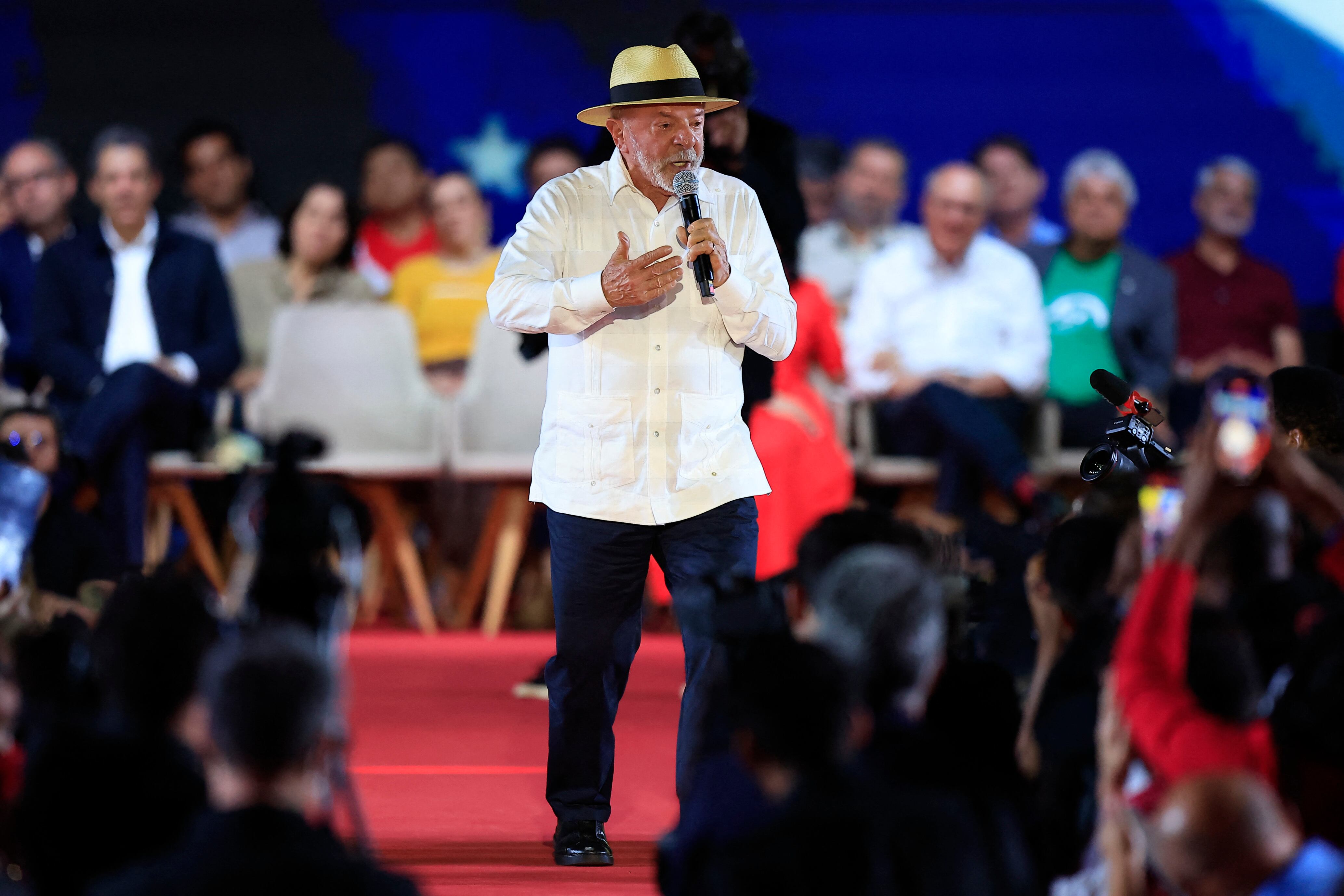 Luiz Inácio Lula da Silva oficializó su candidatura a la reelección presidencial en Brasil durante una convención del Partido de los Trabajadores en Sao Paulo.