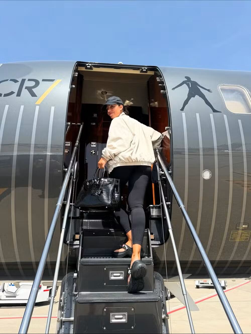 Rodríguez publicó imágenes de su vida familiar sin Cristiano Ronaldo, incluyendo paseos, piscina y una llamada virtual con el jugador.