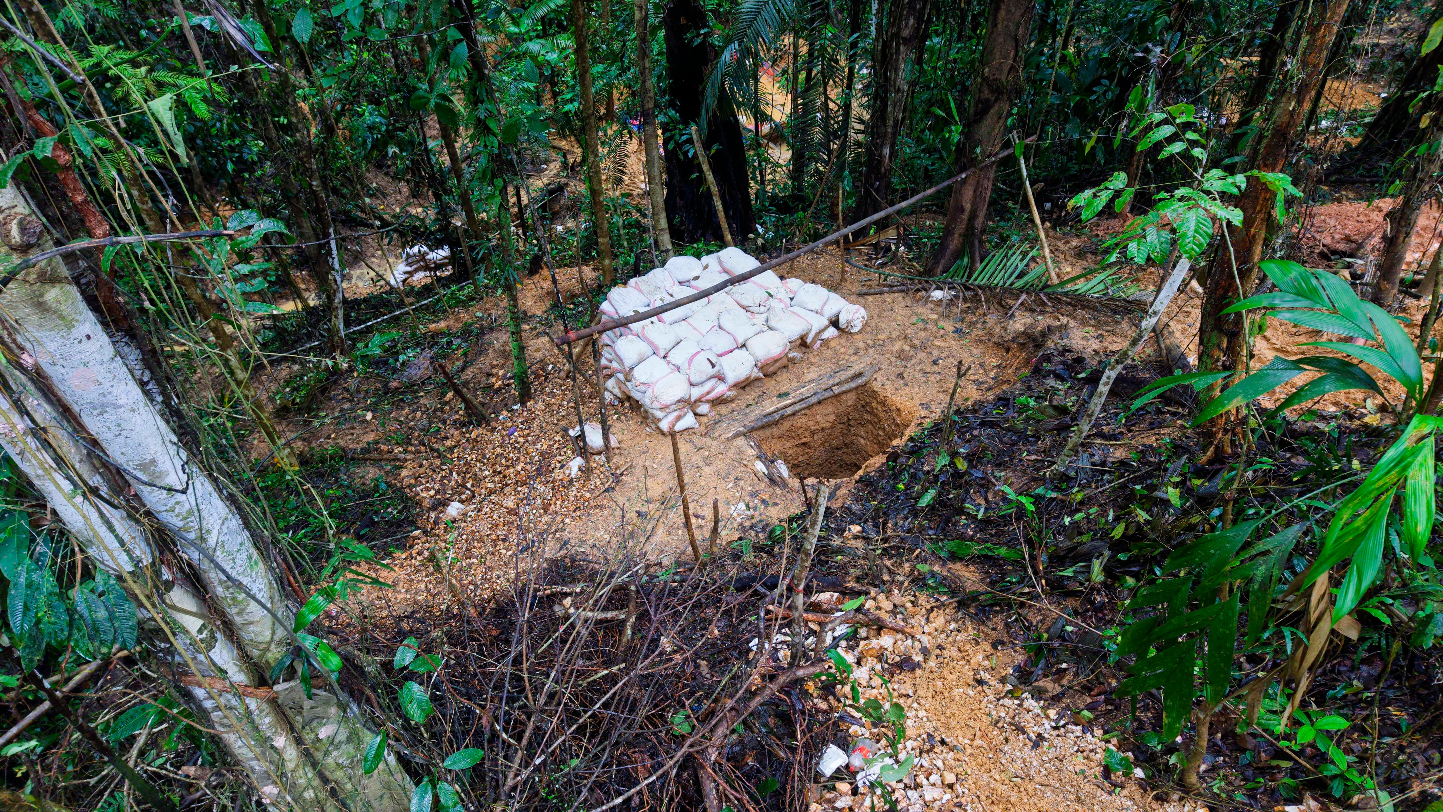 Túneles de extracción ilegal de 20 a 30 metros de profundidad en el cerro Conchudita.