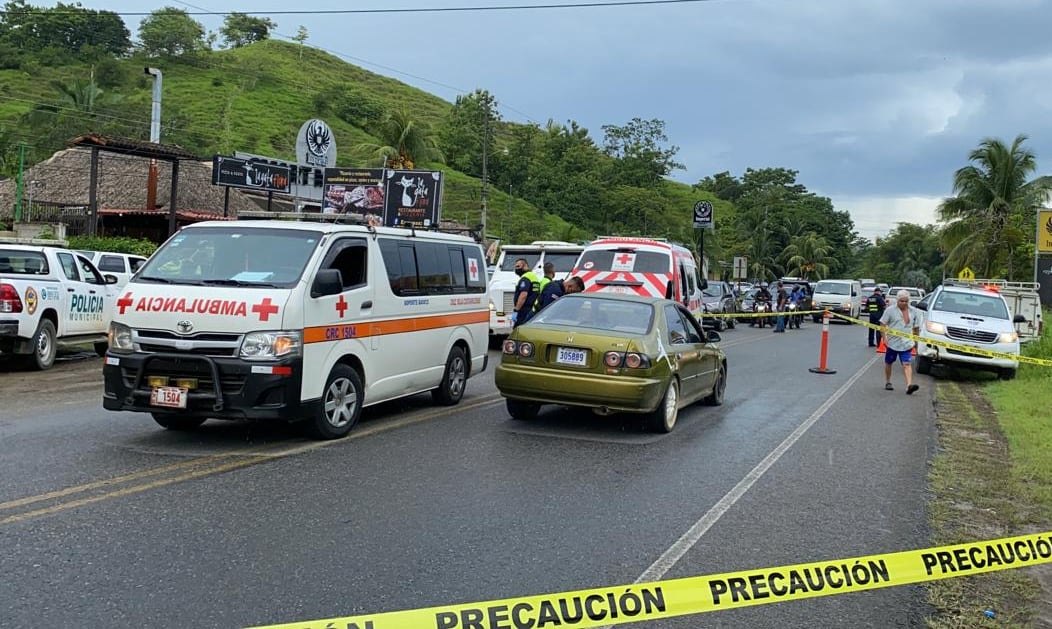 Los ocupantes del Honda Civic, color verde claro, fueron baleados a pleno día este 30 de junio en Herradura, Garabito. El varón falleció en el sitio y su madre se recupera de un balazo en la pierna. Foto: Andrés Garita.