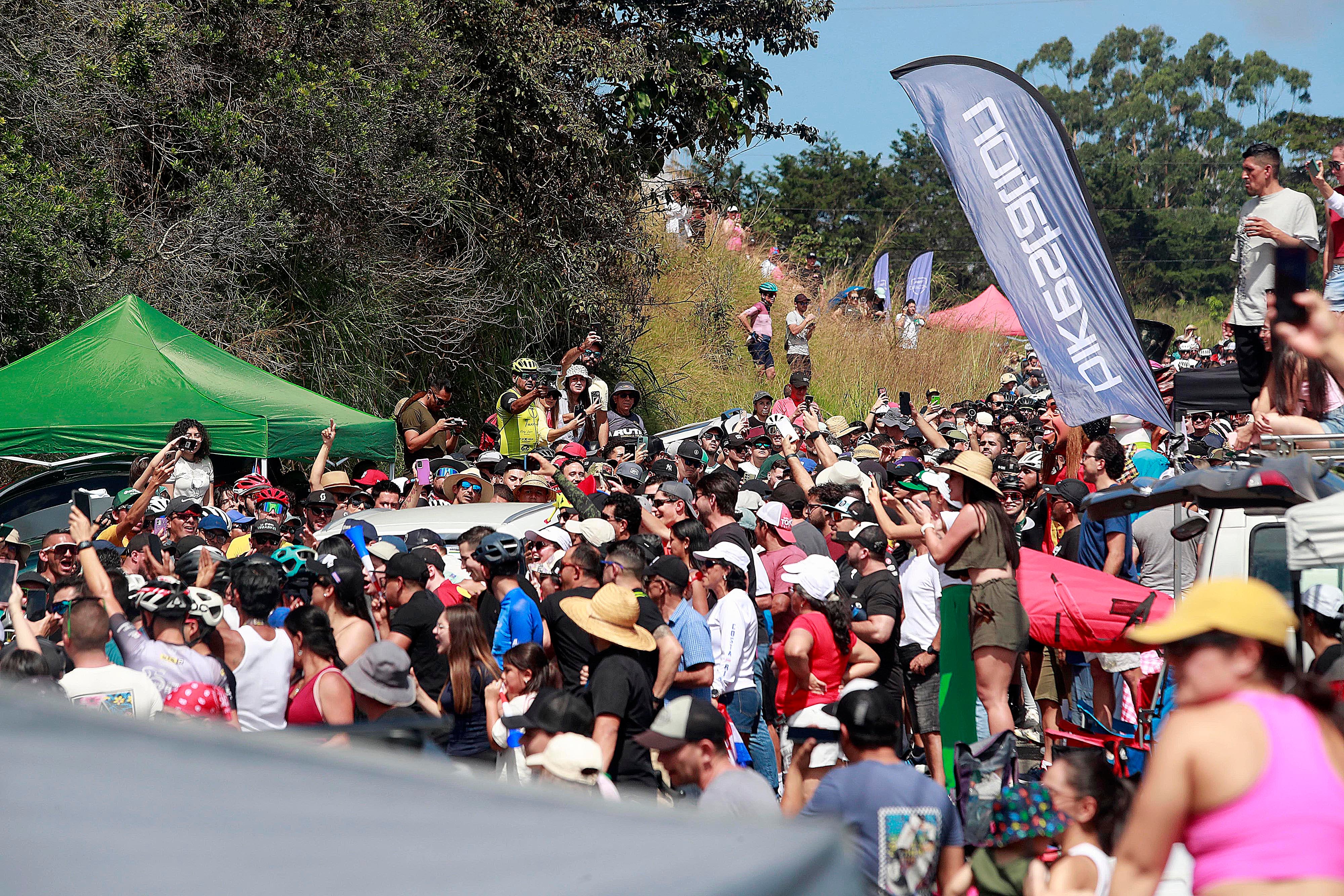 24/12/2023 Paraíso. Novena etapa de la 57 Vuelta Ciclística a Costa Rica. La caravana de ciclistas partió y regresó a este cantón brumoso pasando por Cervantes de Alvarado, Juan Viñas, Turrialba y Cachí, con recibimiento espectacular en el ascenso desde Orosi durante los últimos kilómetros de recorrido antes de la meta.