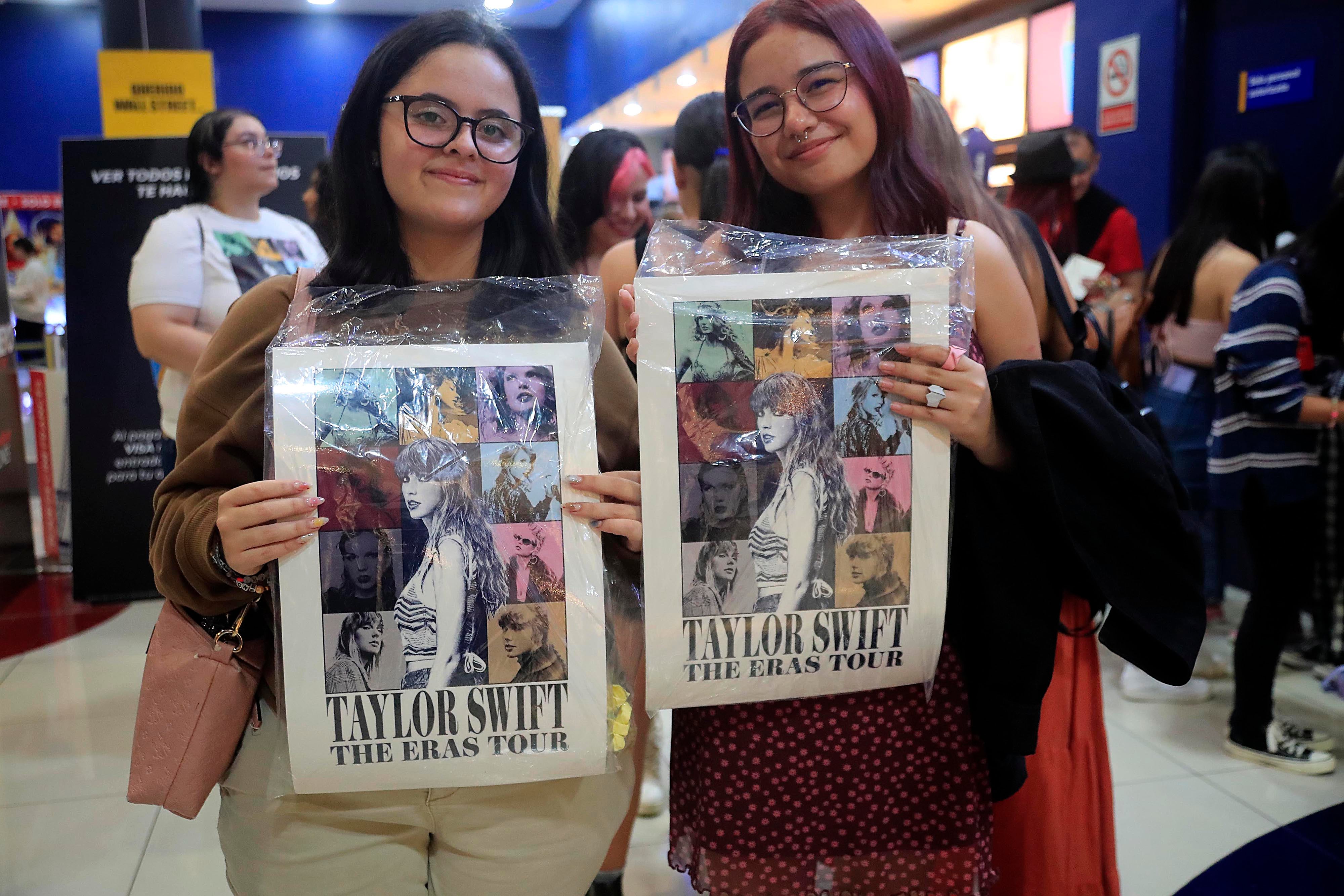 13/10/2023 Cinépolis, Plaza Lincoln. Fans de Taylor Swift disfrutaron de la película The Eras Tour de la cantante estadounidense. Previo a la proyección las muchachas, jóvenes y niñas, intercambiaron pulseras y lucieron vestidos y looks que identifican a la artista.