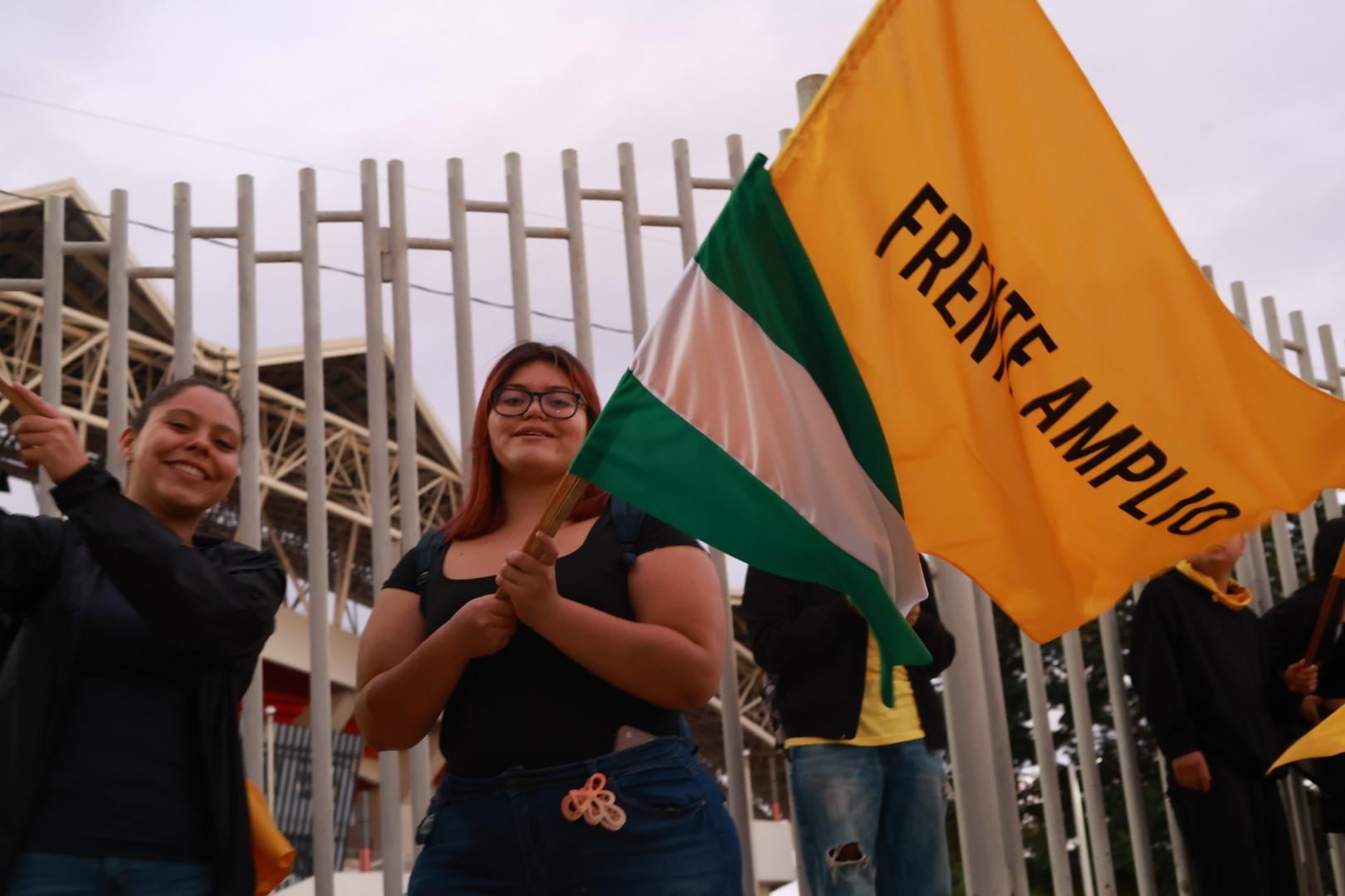 Así es el ambiente previo al debate de Teletica