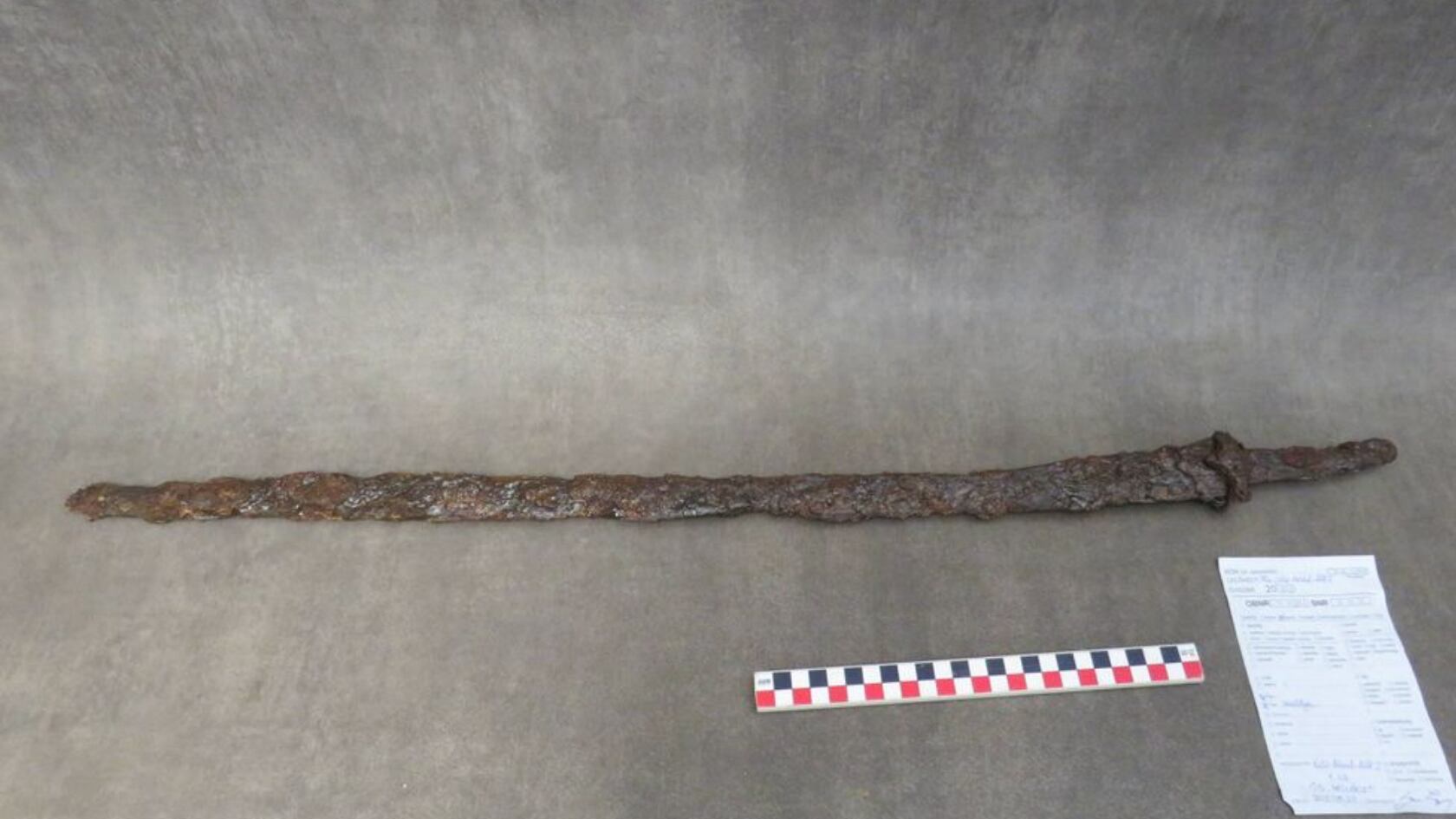 La tumba en Hungría contenía restos de un guerrero ávaro del siglo VII y una de las espadas más raras conocidas de esa época.