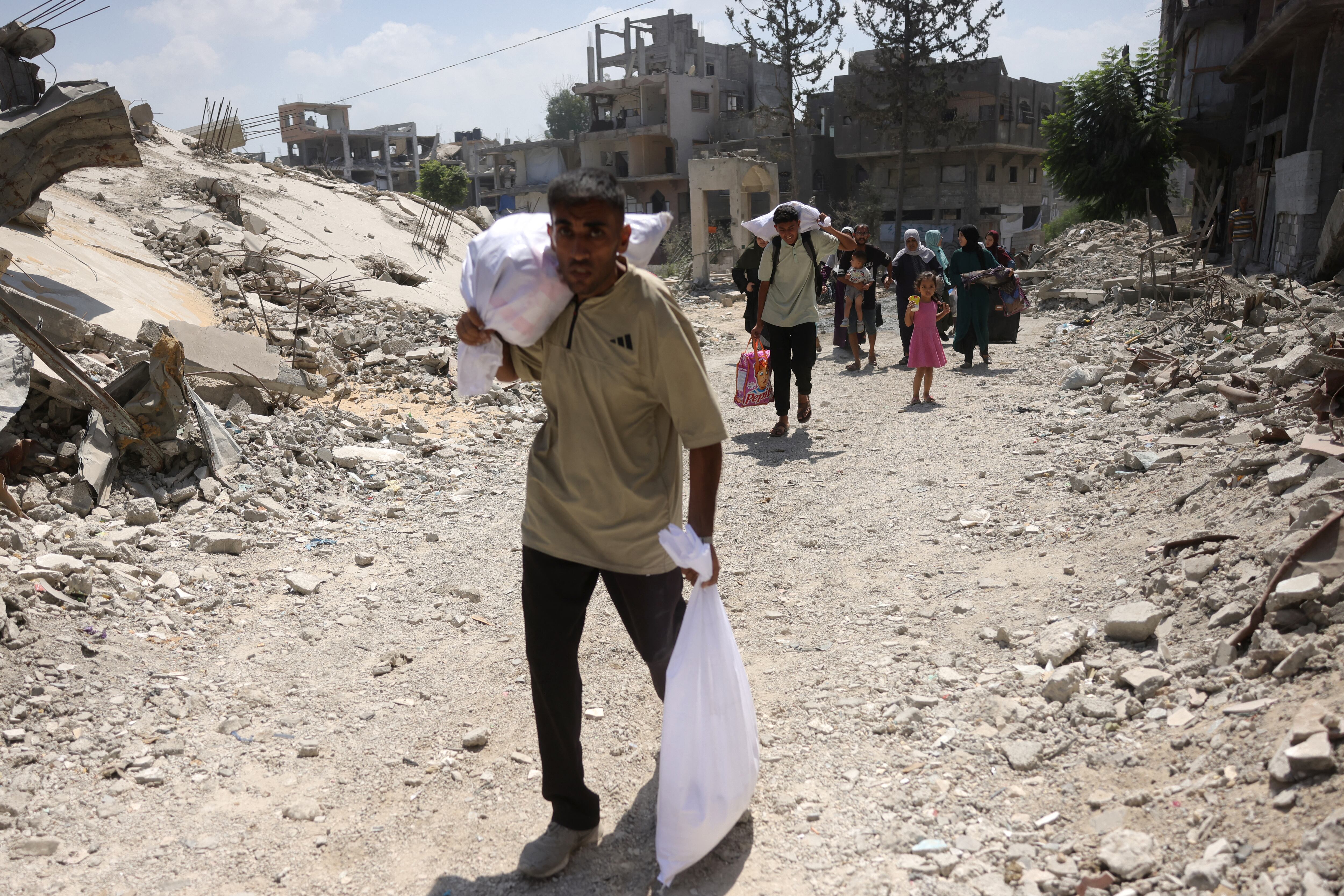 Civiles palestinos desplazados caminan hacia el sur de Gaza ante la ofensiva israelí en Ciudad de Gaza, considerada zona de combate peligrosa.