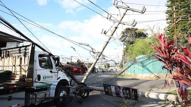 Camión derriba poste en Tibás y deja sin luz a cientos de clientes; paso sigue cerrado
