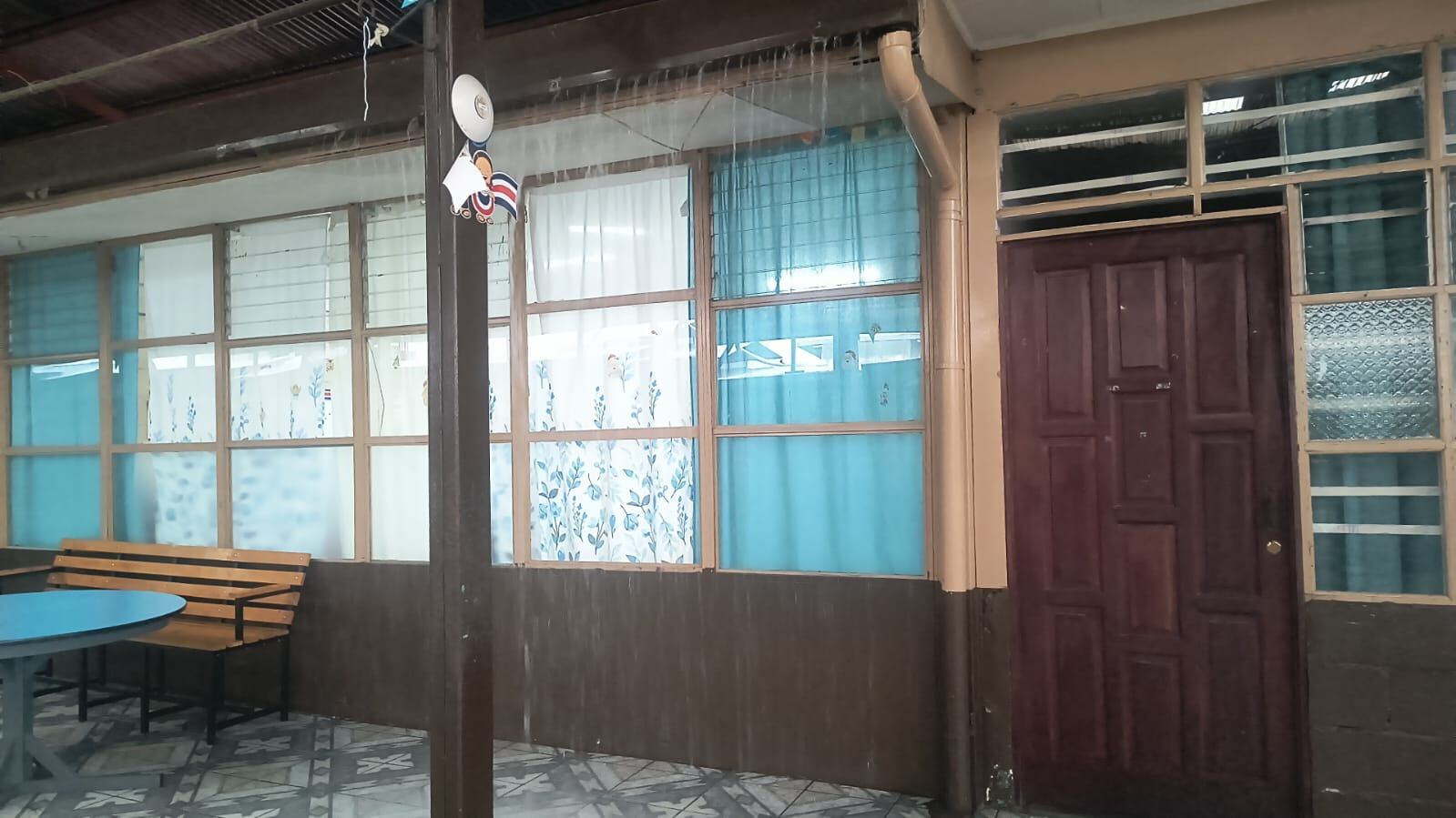 El mal estado de la infraestructura permitió que el agua de los fuertes aguaceros que cayeron sobre Cartago este miércoles ingresara a las instalaciones. (Foto: suministrada por Keyna Calderón, corresponsal GN)