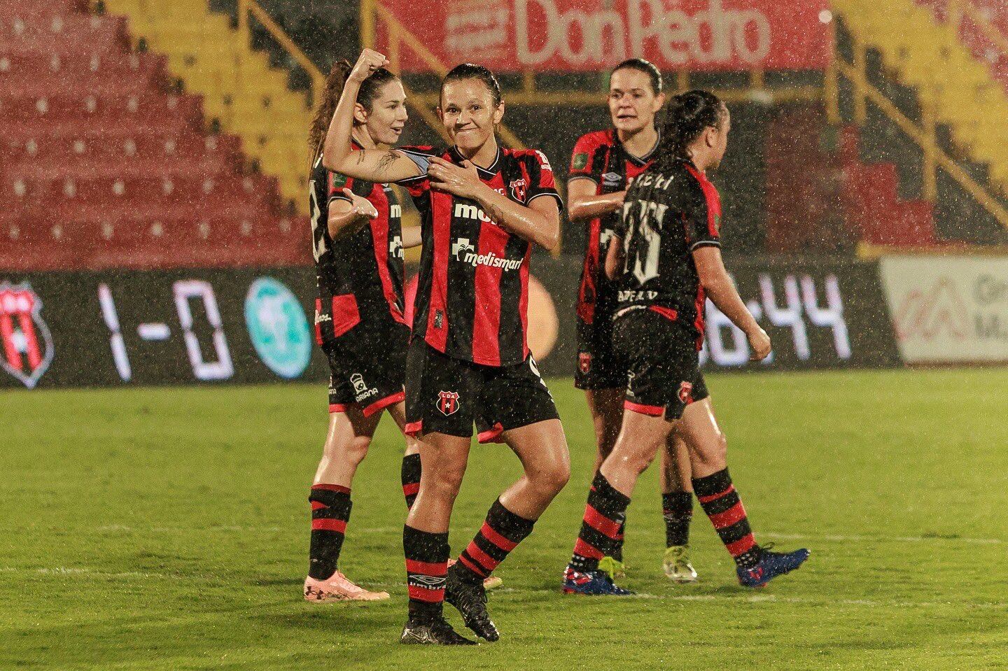 Sofía Varela festeja uno de sus goles en el partido entre Liga Deportiva Alajuelense y el Municipal Pococí.