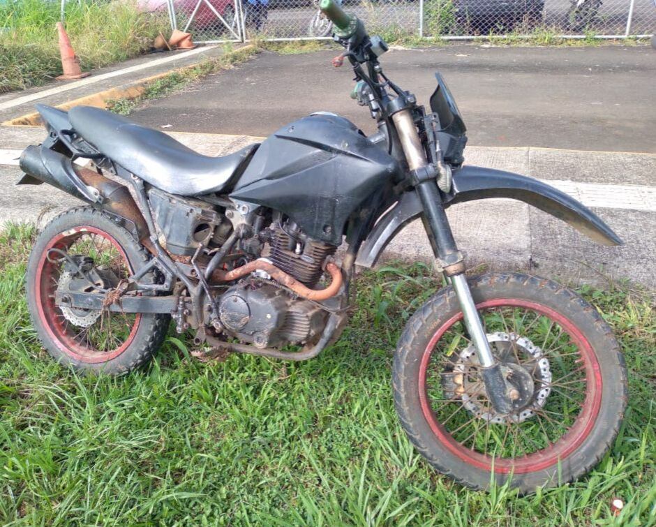 A un kilómetro de donde mataron a Rodríguez, la policía encontró esta moto, aún encendida, en la que habrían escapado en primera instancia los homicidas. Foto: Edgar Chinchilla.