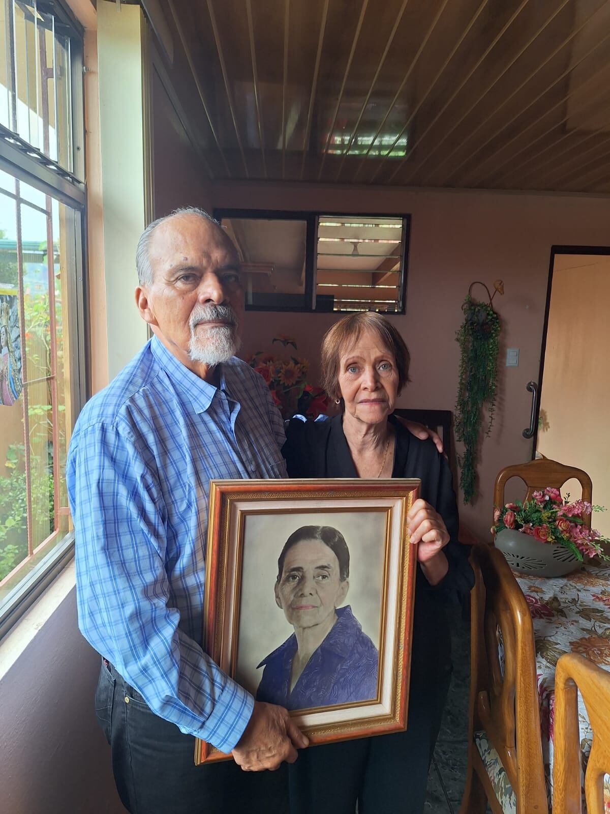 Roberto y Ana Solano Avendaño sostienen un cuadro de su madre, la maestra Marta Avendaño