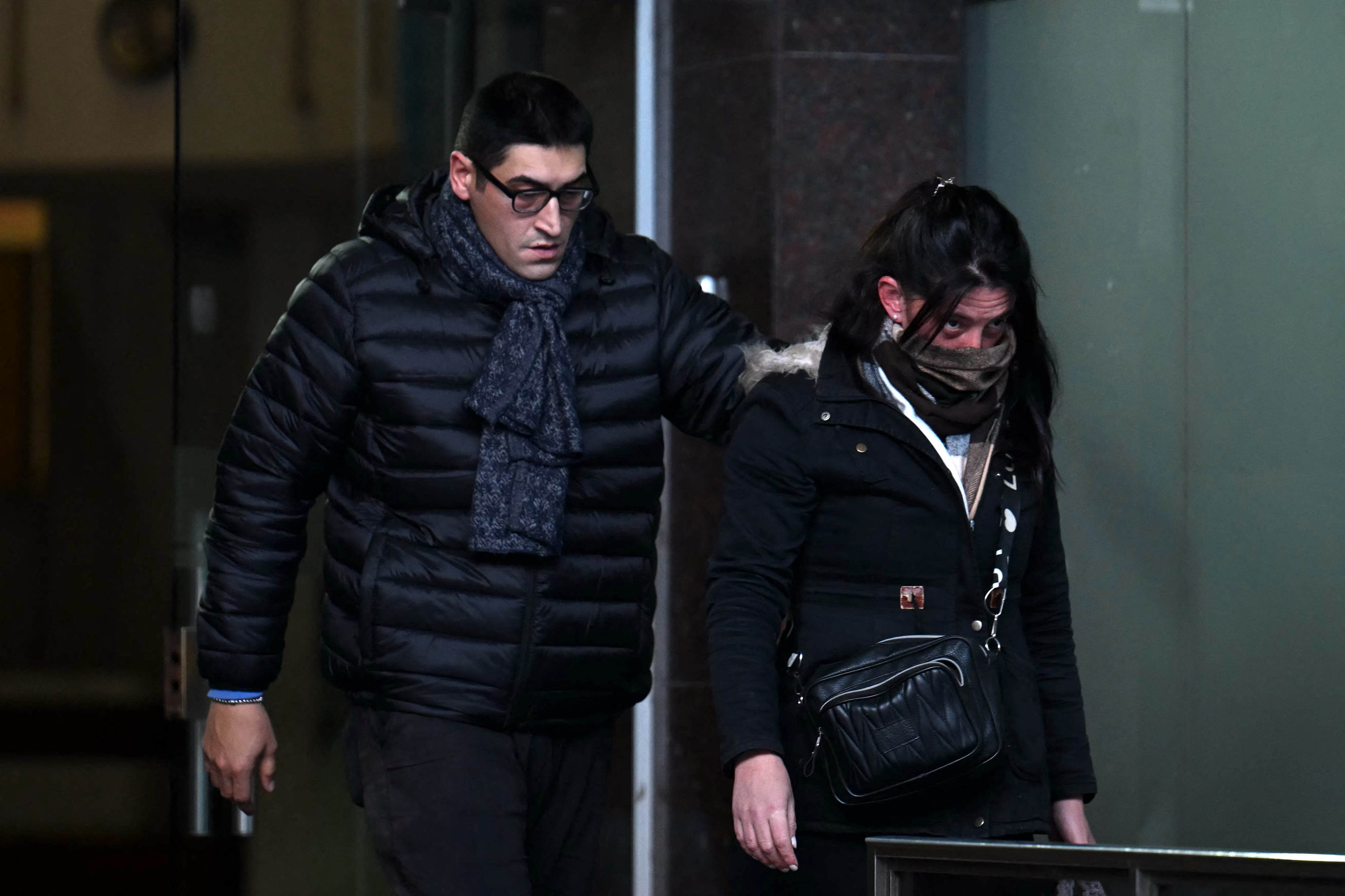 Jonathan Espósito, sobrino de Diego Armando Maradona, abandona la corte cerca de Buenos Aires en una de las audiencias por la muerte del astro argentino.