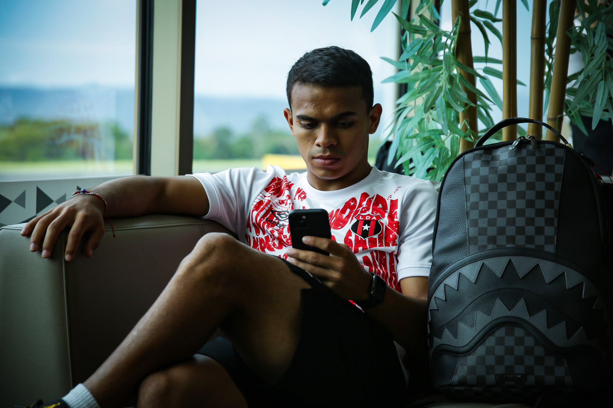 Aarón Suárez mientras esperaba la hora de abordar el chárter que llevará a Alajuelense hasta Belice.