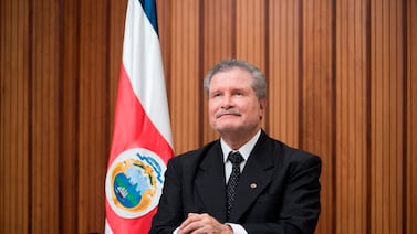 Universidad de Estados Unidos galardona a magistrado costarricense por sentencia sobre violación de derechos a migrantes deportados por Trump