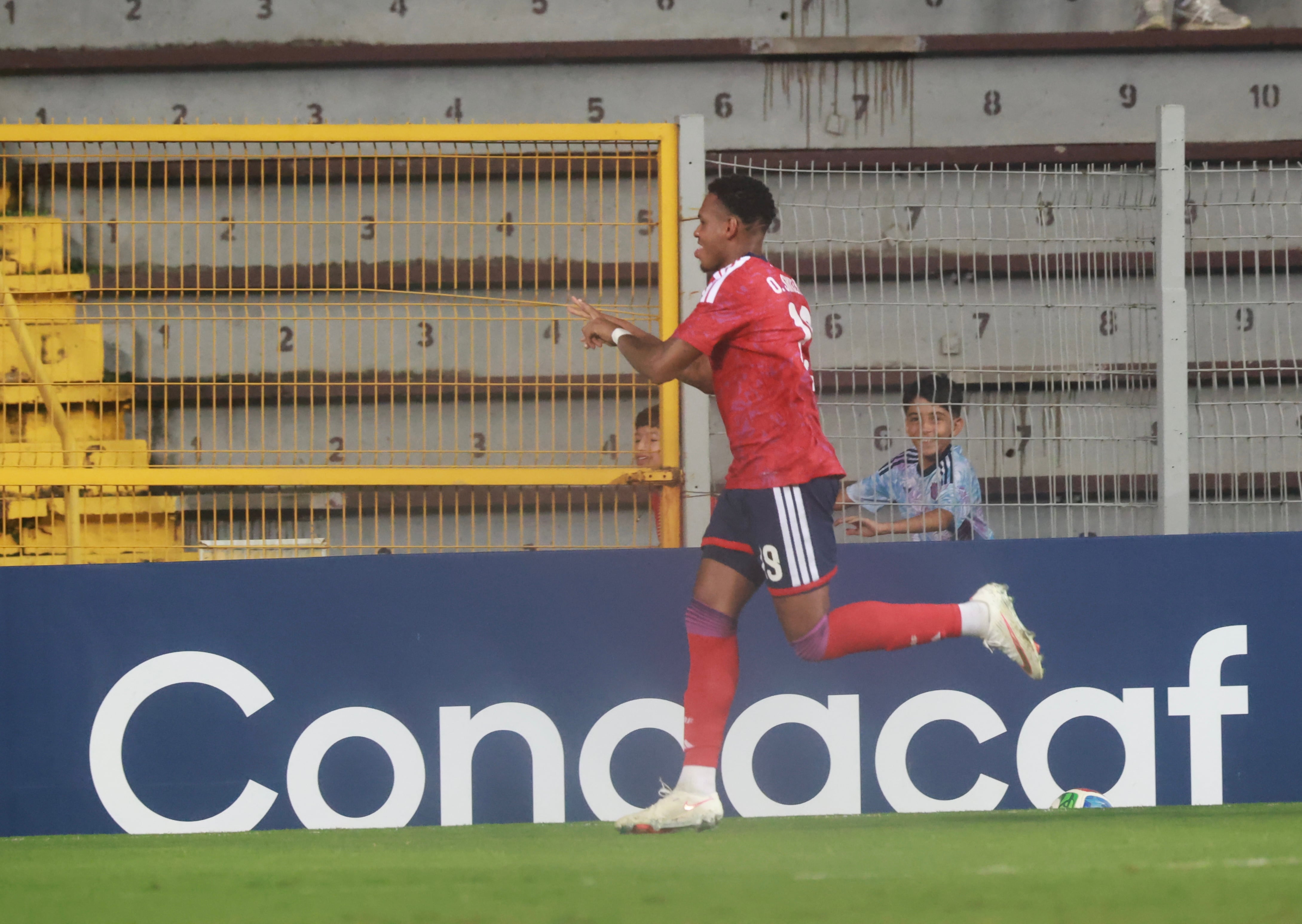 La Selección de Costa Rica se enfrenta a Curazao en el inicio de la Liga de Naciones. En la foto, Orlando Sinclair celebrando su anotación.