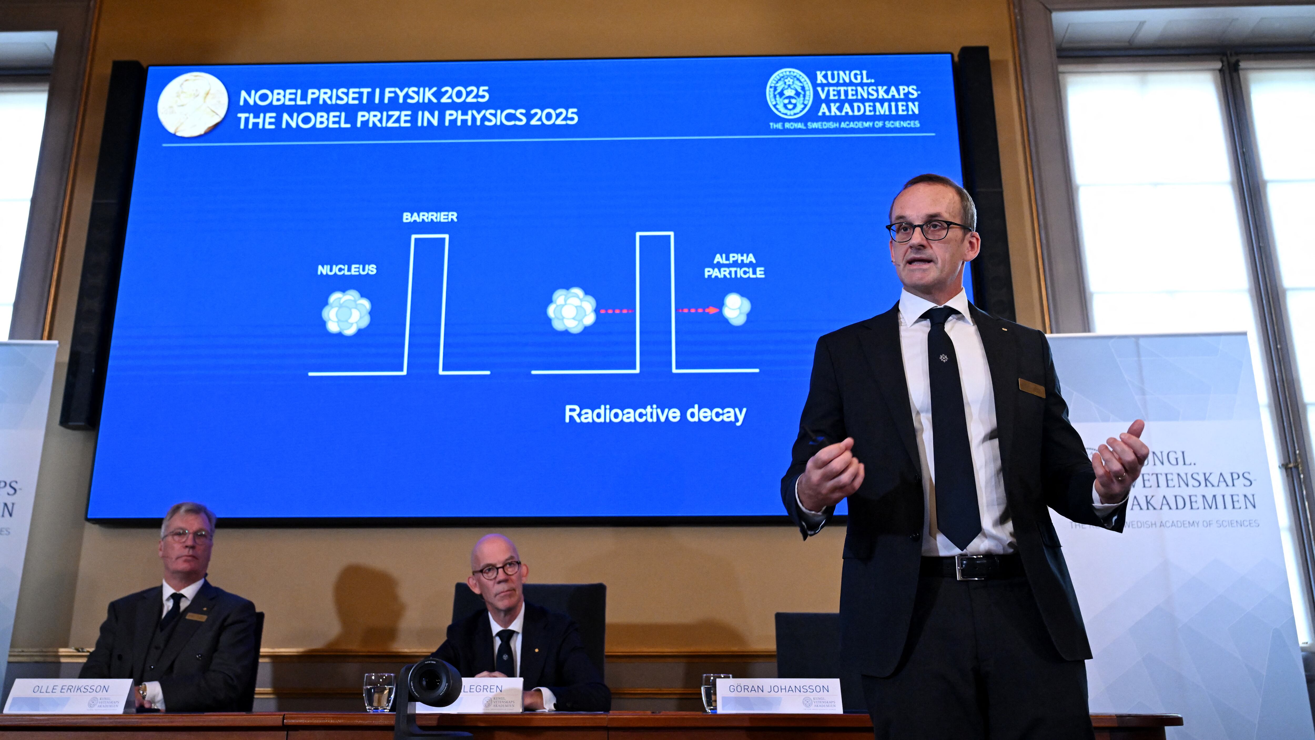 (De izq. a der.) Olle Eriksson, presidente del Comité Nobel de Física, y Hans Ellegren, secretario general de la Real Academia Sueca de Ciencias, escuchan a Goeran Johansson, miembro del Comité Nobel de Física, durante una rueda de prensa sobre la concesión del Premio Nobel de Física 2025 a John Clarke (Reino Unido), Michel H. Devoret (Francia) y John M. Martinis (EE. UU.), en la Real Academia Sueca de Ciencias en Estocolmo, Suecia. Fotografía: